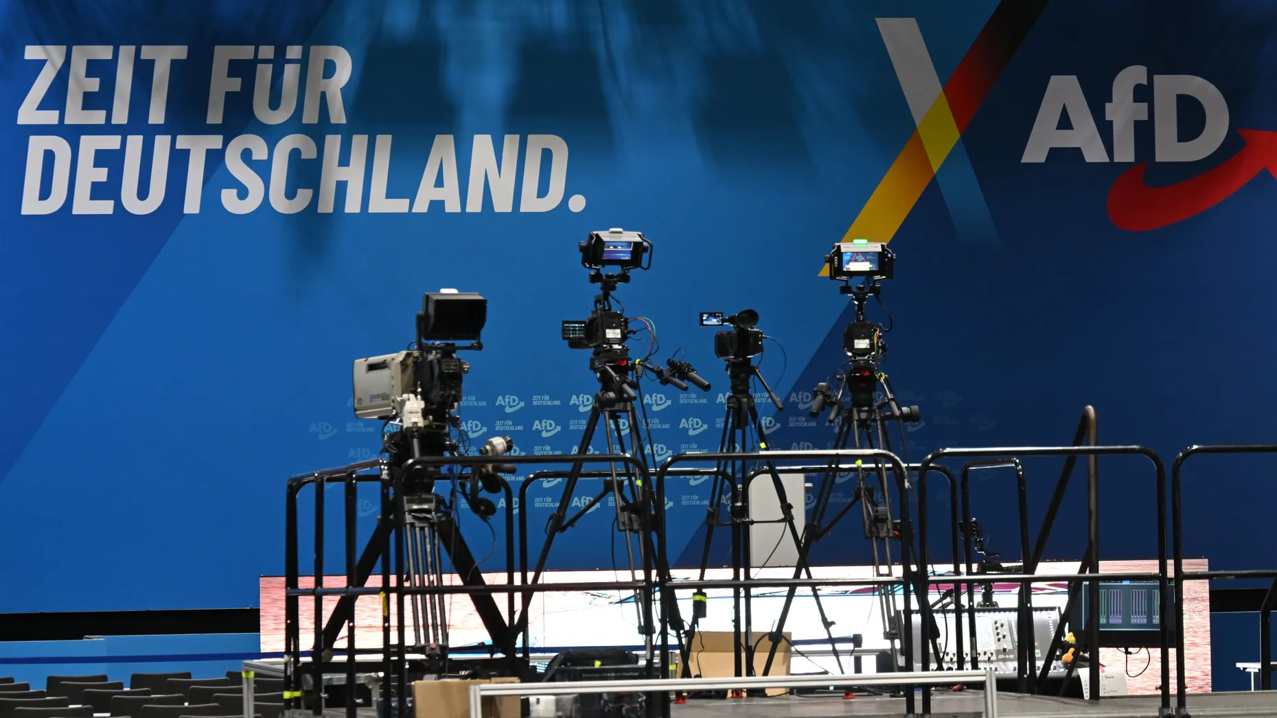 Fernsehkameras stehen vor der Bühne in der Messe Erfurt. Am 4. und 5. Juli findet hier der Bundesparteitag der AfD statt.