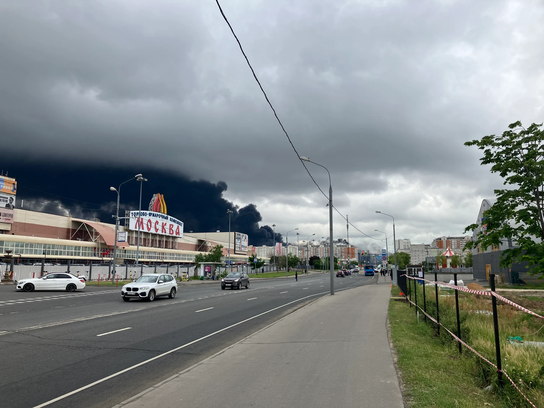 Über dem Südosten Moskaus steigt Rauch auf.