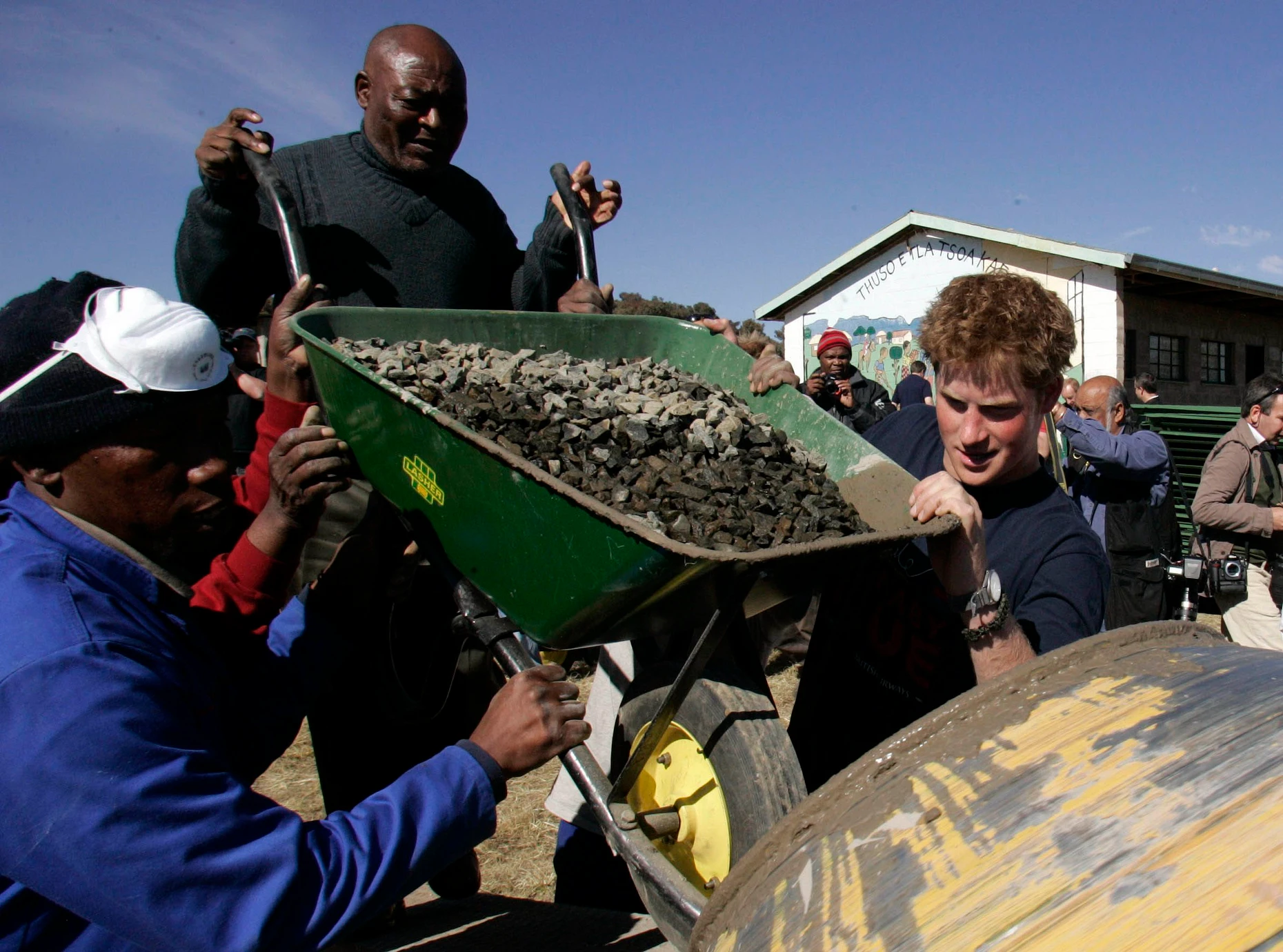 In Lesotho: Prinz Harry (rechts) hilft 2008 beim Wiederaufbau einer Schule, Teil eines Programms seiner Hilfsorganisation Sentebale.