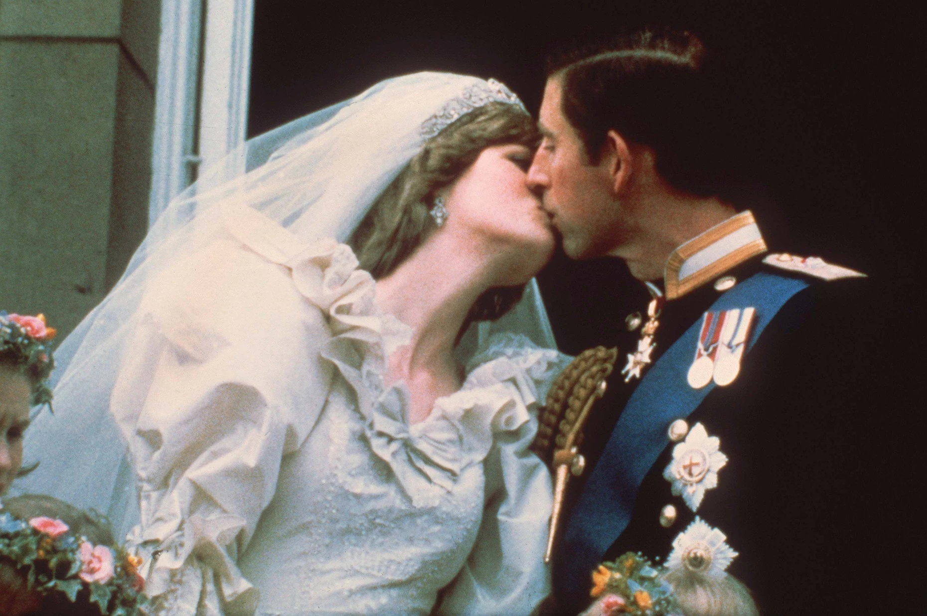 Ein Jahrhundertkuss: Aber eine Märchenhochzeit war es vor 35 Jahren nicht, zwischen Thronfolger Charles und Lady Diana Spencer.