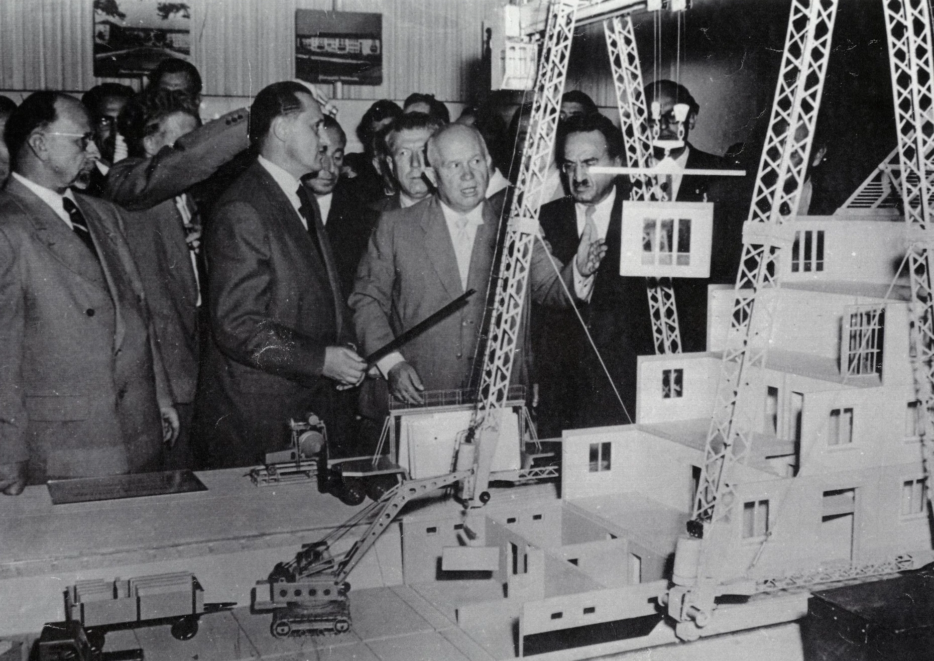 Nikita Chruschtschow vor einem Plattenbaumodell auf der Berliner Baumesse, 1957