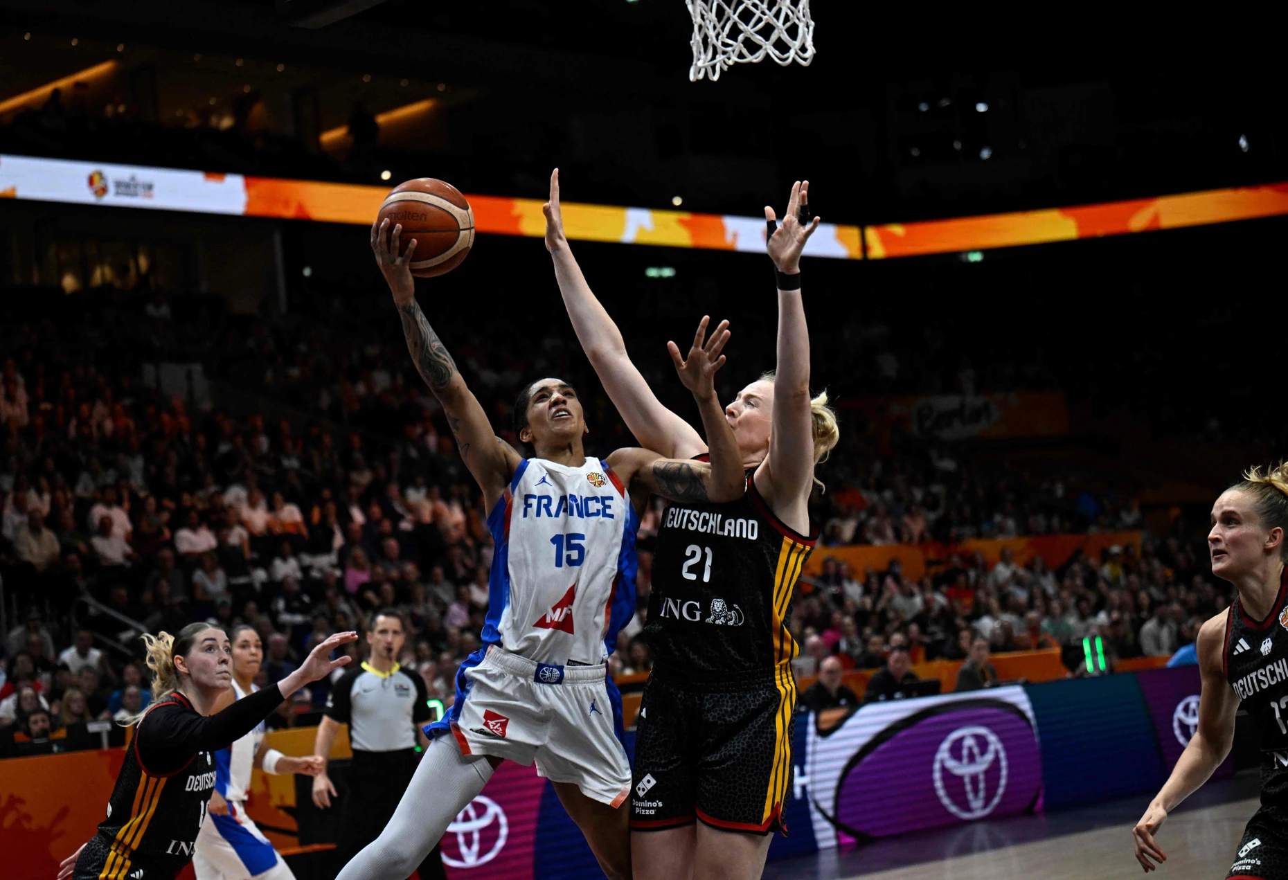 Eine Nummer zu groß:  Gabby Williams setzt sich gegen Marie Gülich durch.