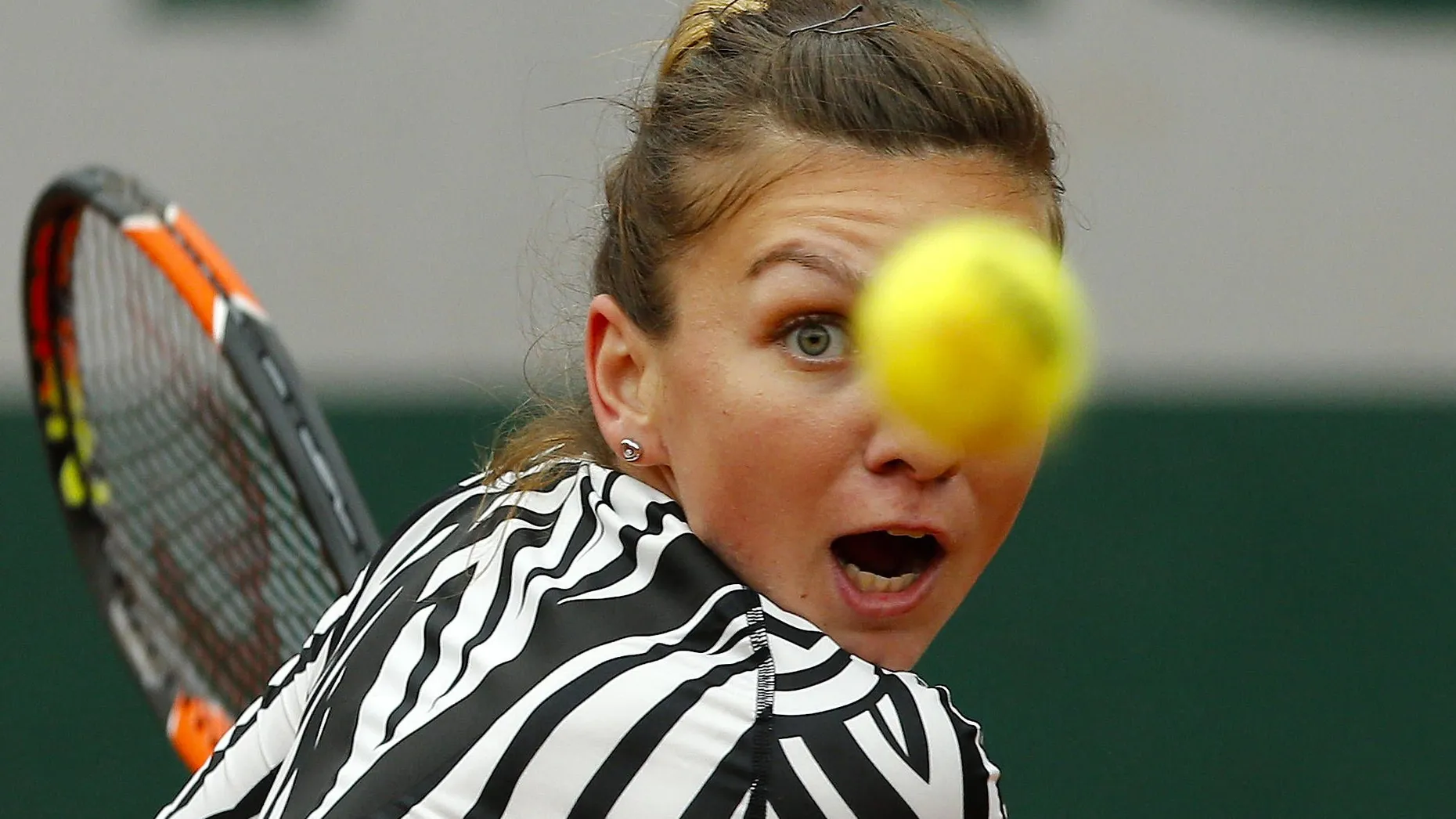 Die Tennis-Weltranglisten-Zweite Agnieszka Radwanska und die sechstplatzierte Simona Halep (Bild) sind im Achtelfinale der French Open ausgeschieden. Radwanska unterlag der Bulgarin Zwetana Pironkowa 6:2, 3:6, 3:6. Zum Zeitpunkt des Abbruchs wegen Regens am Sonntagabend hatte die Polin noch 6:2, 3:0 geführt. Am Dienstag verlor sie – durch eine weitere Regenpause unterbrochen – zehn Spiele in Serie und ließ sich dann am Handgelenk behandeln. Die Wende gelang ihr danach nicht mehr. Halep verlor im Duell zweier ehemaliger Finalistinnen in Paris 6:7 (0:7), 3:6 gegen die Australierin Samantha Stosur. Die Partie war am Sonntagabend wegen Regens beim Stand von 5:3 für die Rumänin vertagt worden. Am Dienstag holte sich die einstige US-Open-Siegerin Stosur noch den ersten Satz und ging mit einer 3:2-Führung im zweiten Durchgang in die nächste Regenpause. Danach machte Stosur den Sieg perfekt (dpa).