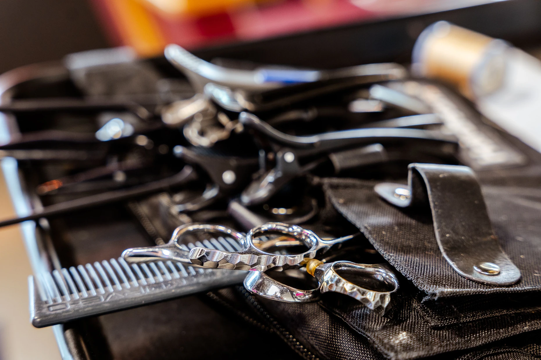 Handwerkszeug: Schere ist nicht gleich Schere. Viele Friseure haben ein eigenes Scherenset .