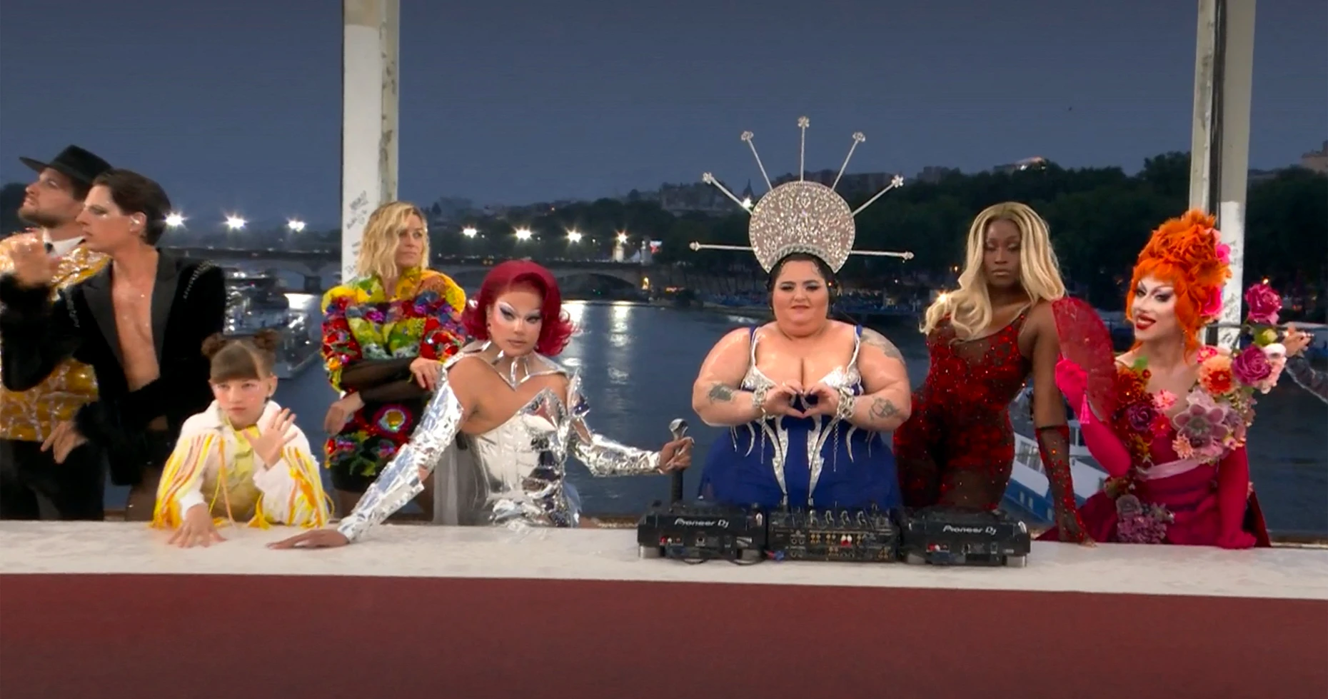 DJ Barbara Butch in einem an das Abendmahl erinnernden Tableau bei der Eröffnungsfeier der Olympischen Spiele in Paris, 2024