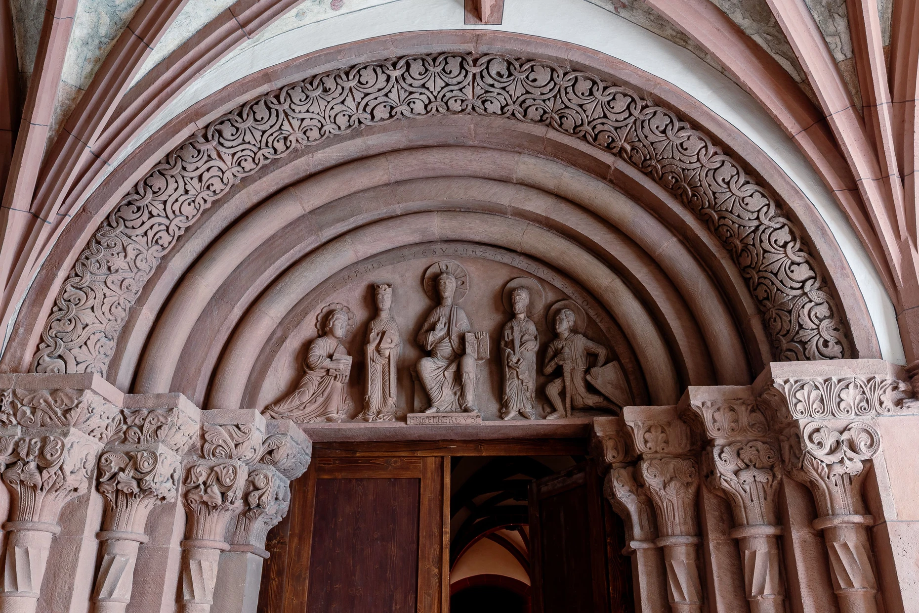 Das wohl nach seinem Stifter benannte Engelbertusportal führt von der Nordvorhalle in die Kirche: Sein Tympanon zeigt Christus,  den Evangelisten Johannes, Petrus und die ersten Namenspatrone der Kirche, Maria und Georg.