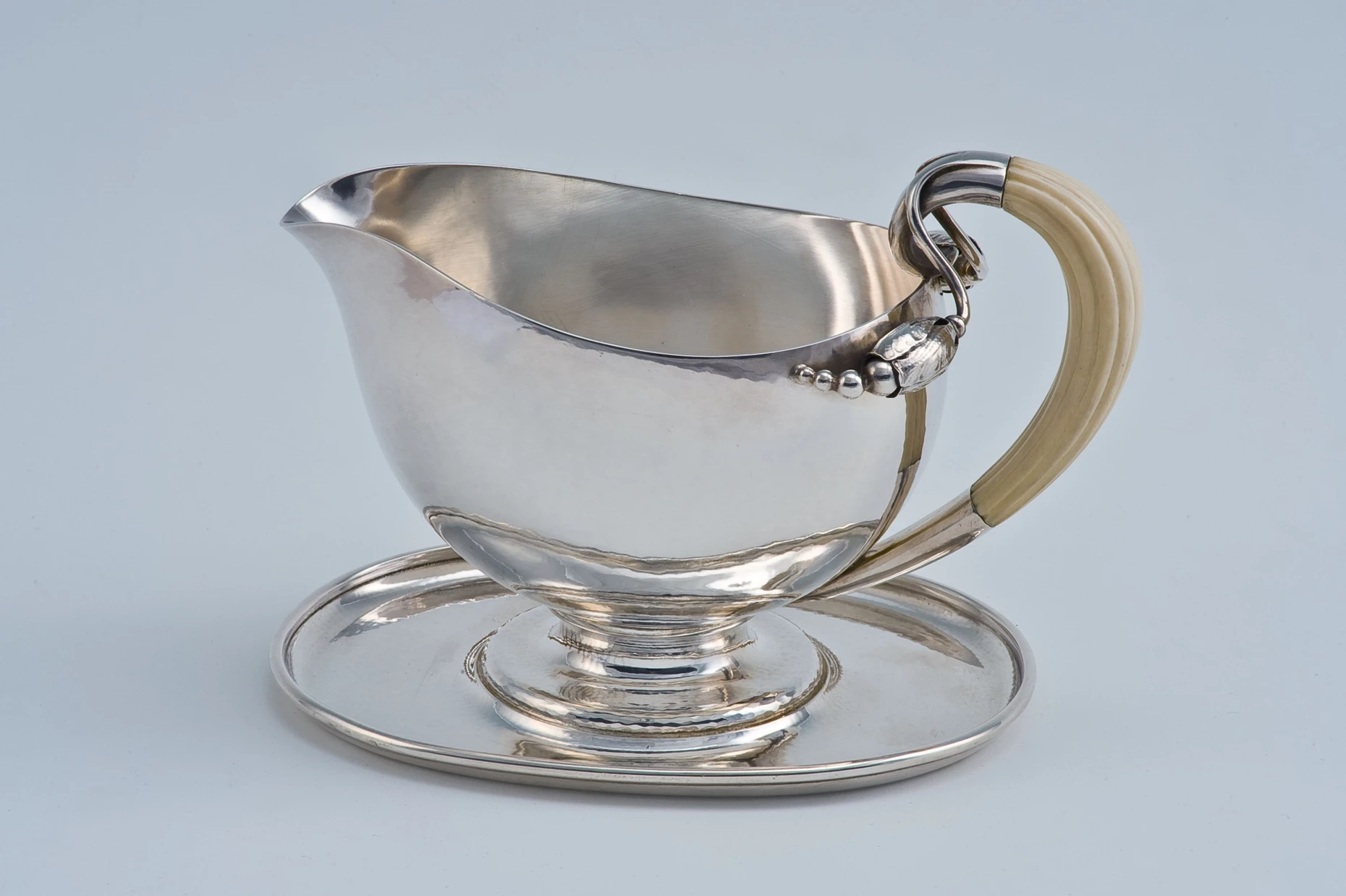 Aus der Silberschmiede Georg Jensen im Silber Kontor Heiss: Kanne „Magnolie“, Preis auf Anfrage