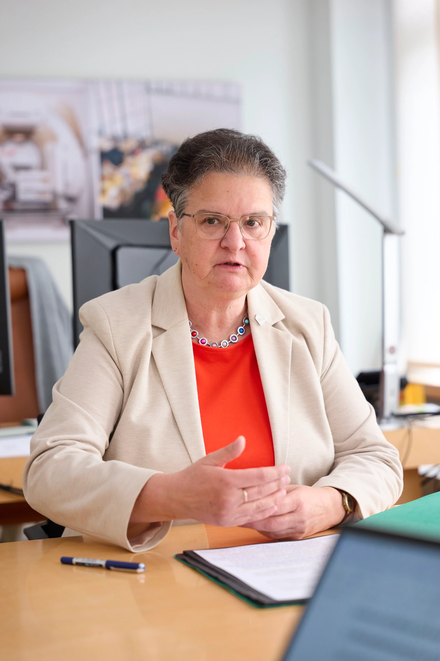 Claudia Becker, Rektorin der Martin-Luther-Universität Halle, in ihrem Büro