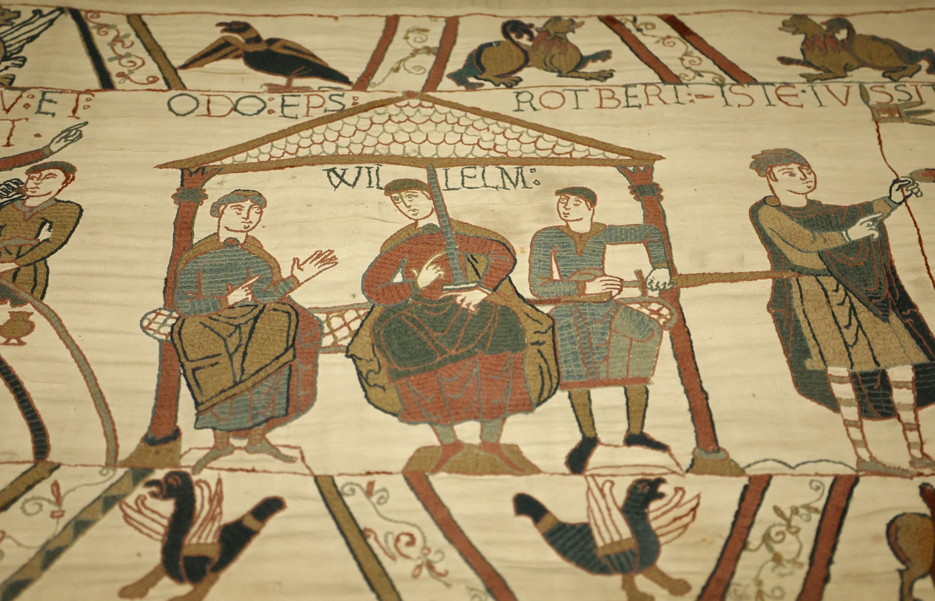 Immer an der Seite seines Halbbruders und Einflüsterer der Englandinvasion: der Auftraggeber des Teppichs, Bischof Odo von Bayeux, über dem Dach des Palastes lateinisch bezeichnet als „Odo episcopus“