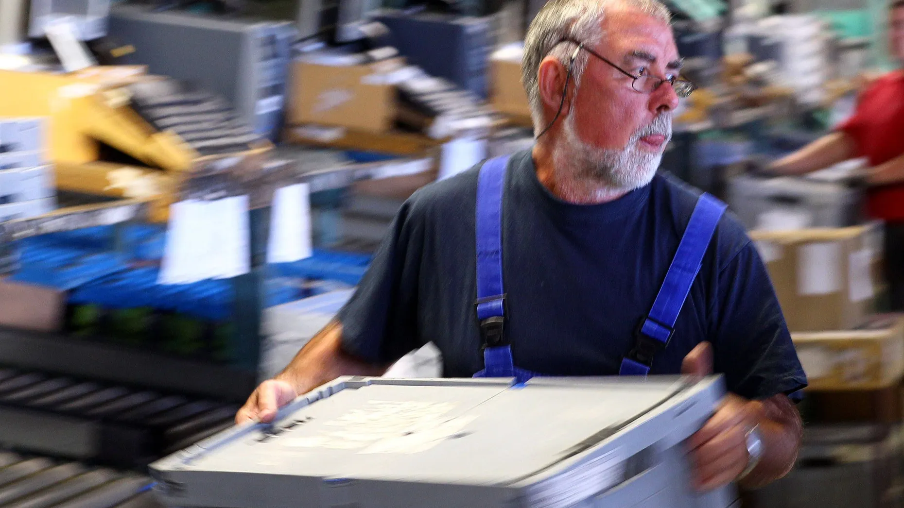 Ein älterer Arbeitnehmer in einem Logistikbetrieb