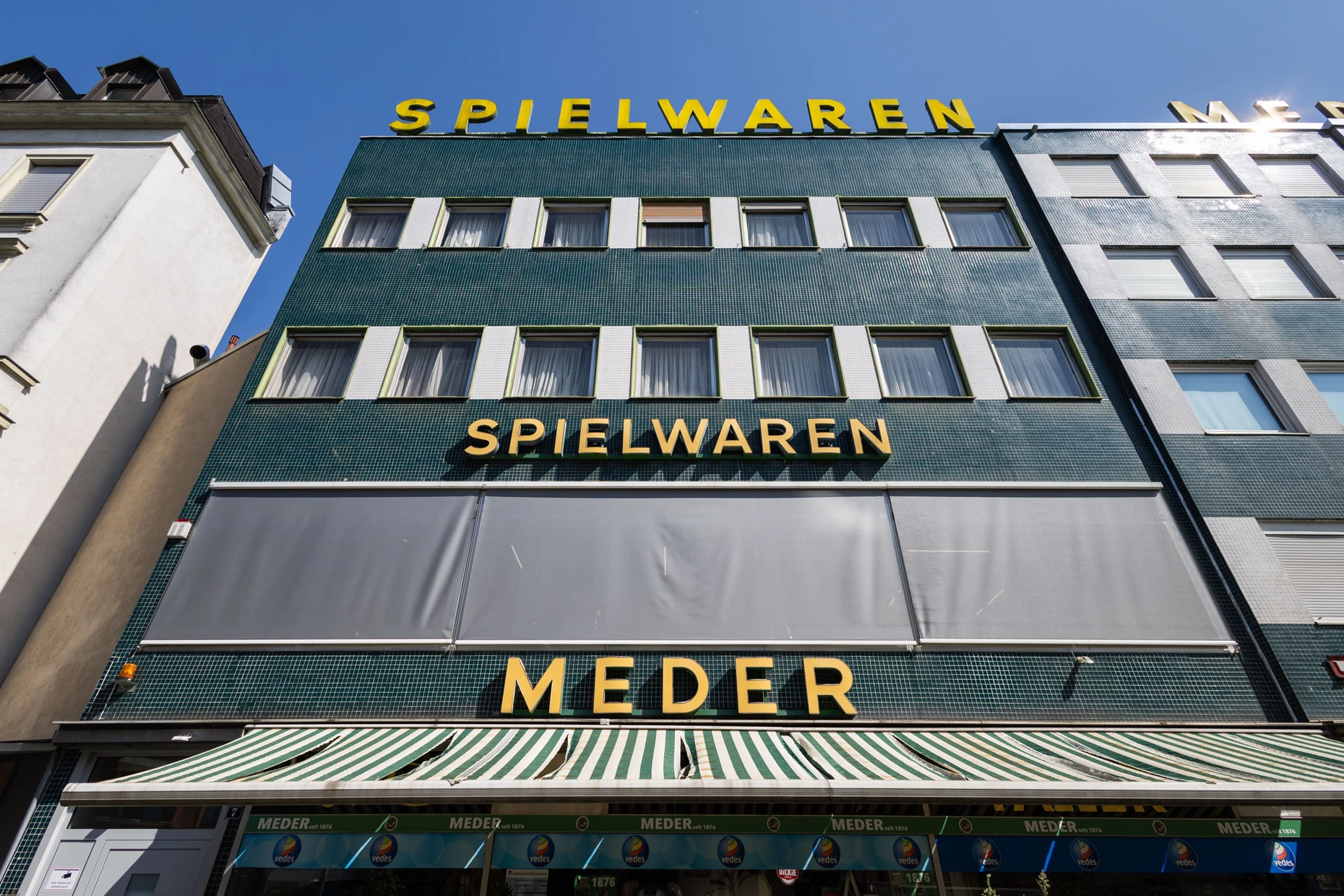 Verschachtelt: Der Gebäudekomplex, in dem Meder verkauft, geht um die Ecke bis an die Spessartstraße. Hier liegt der Eingang zur Spielwarenabteilung.