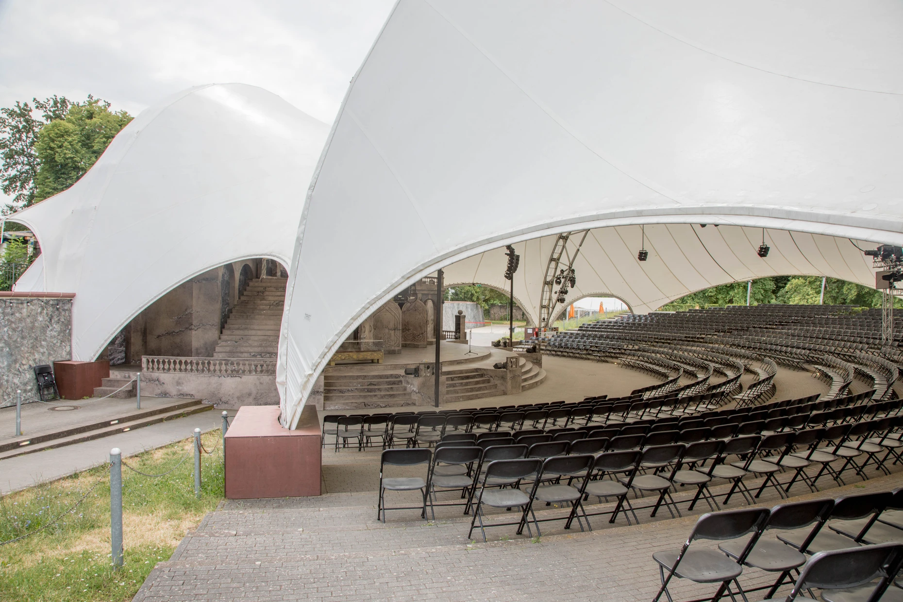 Schützt nicht bei jedem Wetter: das Dach über dem Hanauer Amphitheater.