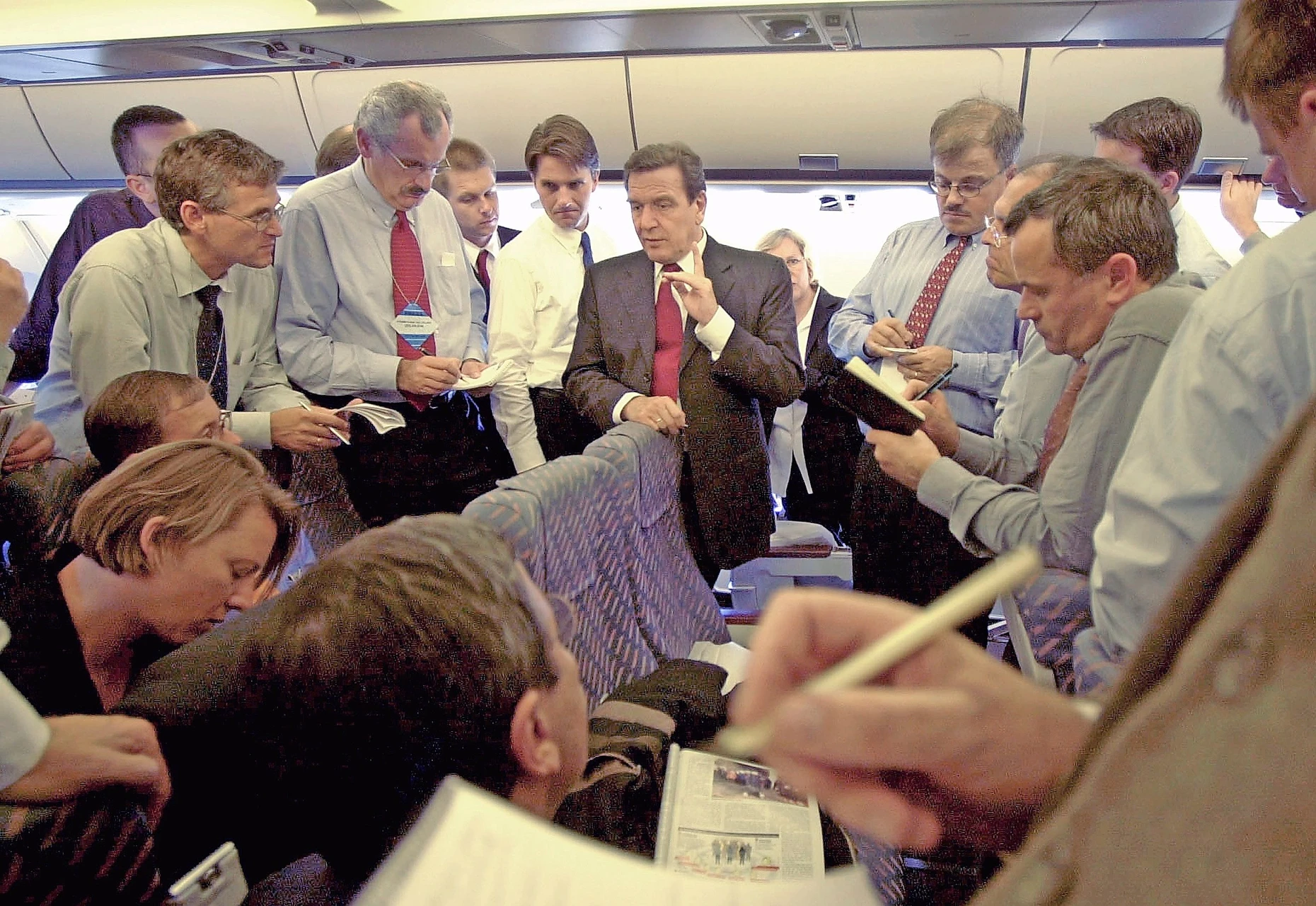 Bundeskanzler Gerhard Schröder spricht nach einem Treffen mit George W. Bush im Oktober 2001 im Flugzeug mit Journalisten.