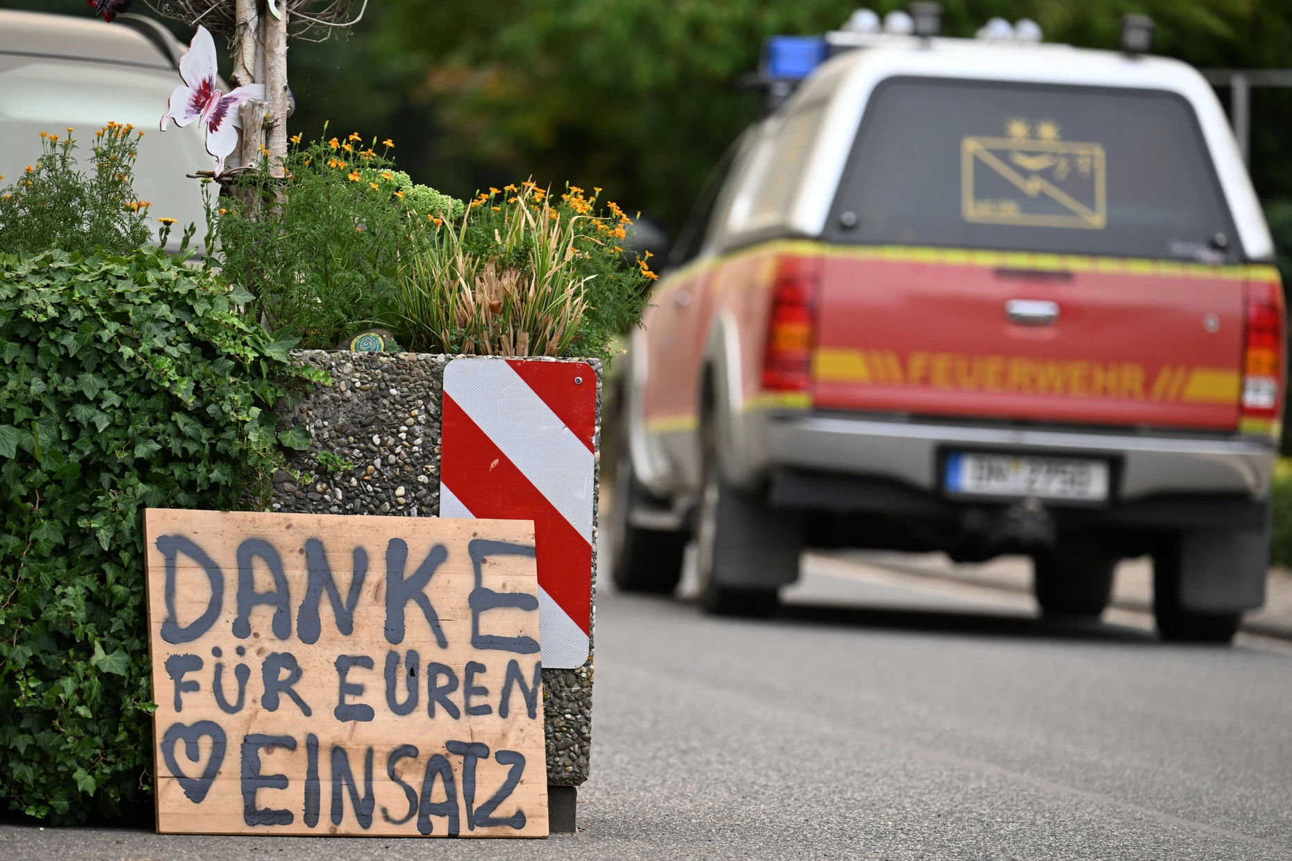 „Danke für euren Einsatz“: Anwohner danken den Rettungskräften mit Schildern.