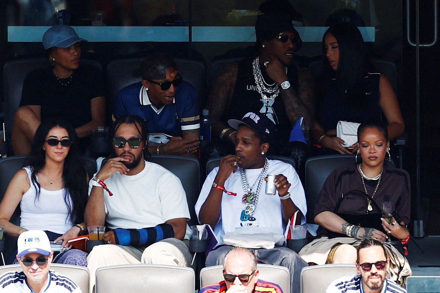 A$AP Rocky (mit Getränk), Rihanna und weitere Prominente bei einem Spiel der Fußball-WM 2026