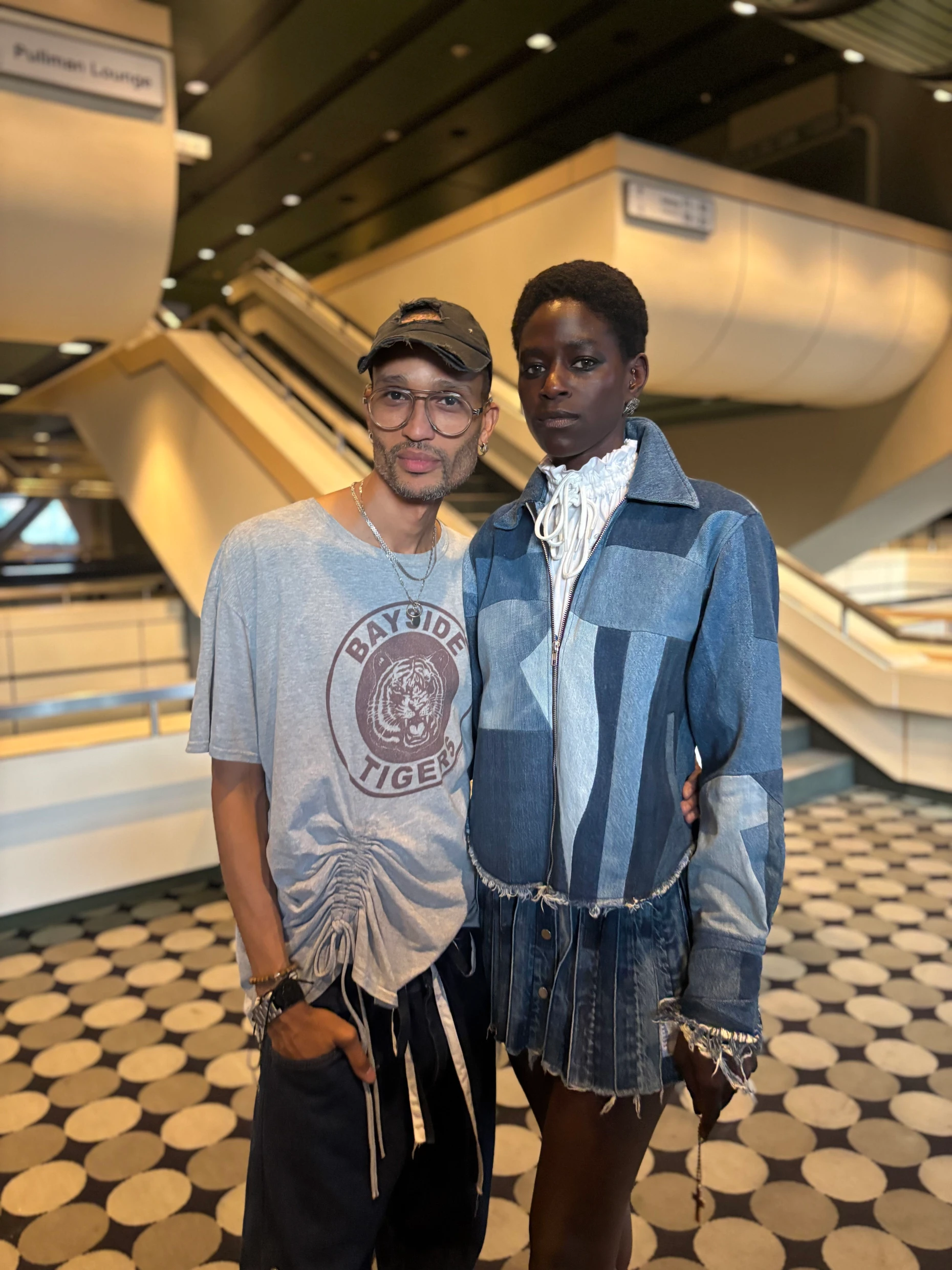 Mit Model Fatoumata Kaba: Designer Bobby Kolade nach der Schau seines Labels Buzigahill am Freitagabend im ICC Berlin.