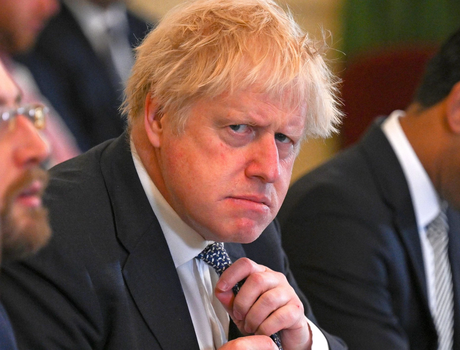 Kulturstrick: Eine Krawatte kann bei hochsommerlichen Temperaturen, wie hier beim früheren britischen Premierminister, Boris Johnson, schnell beengend wirken.