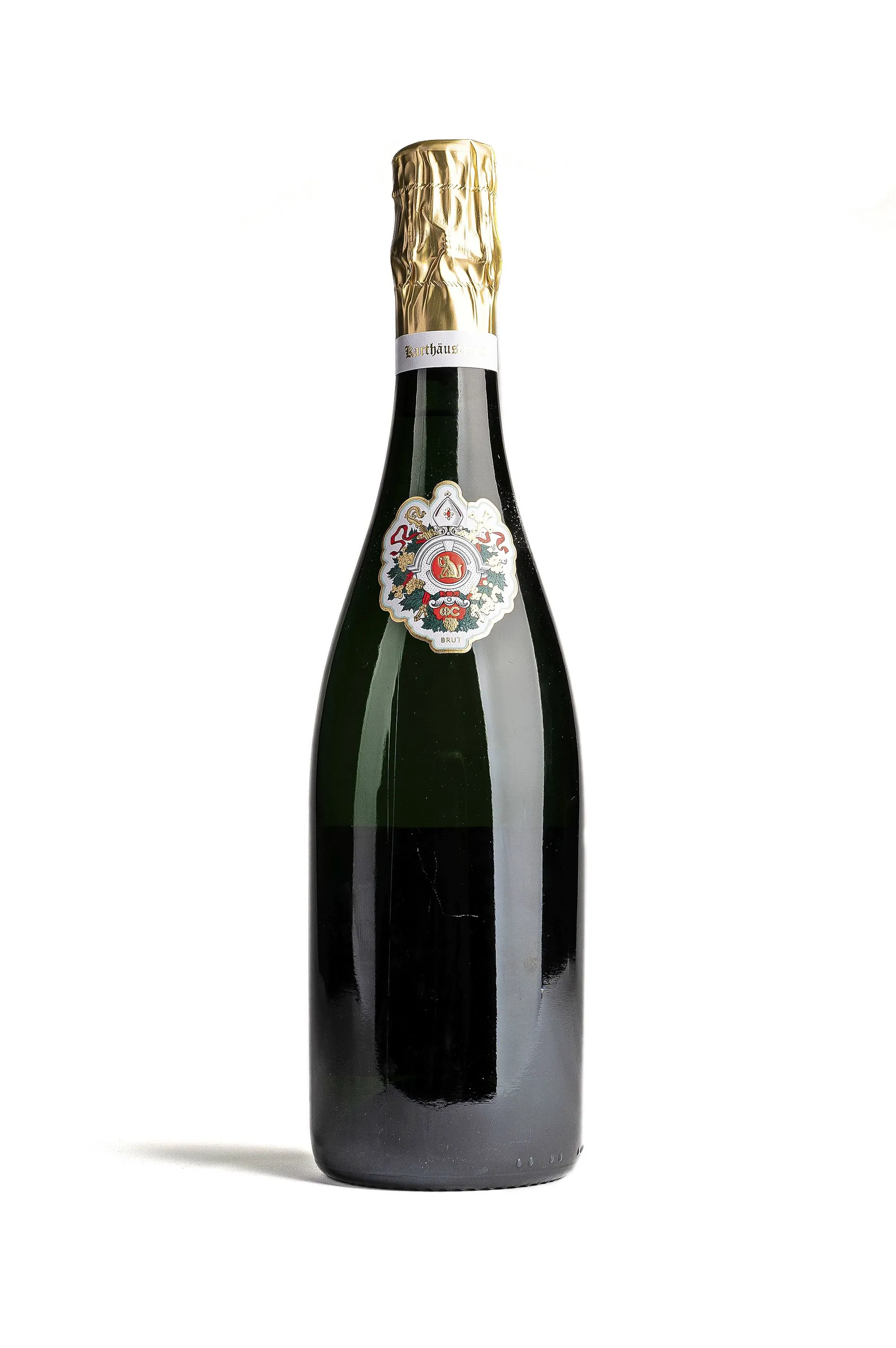 Eine Flasche Karthäuserhof Brut im Studio für Freisteller. Fotografiert am 1.11.2024 in Frankfurt.