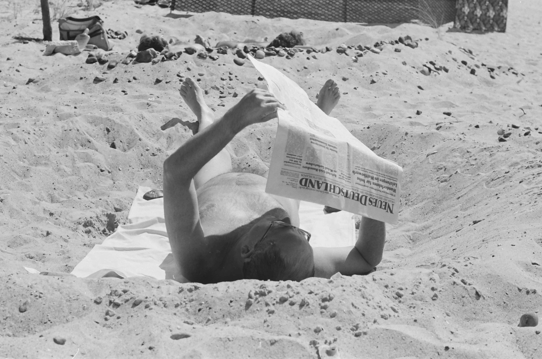  Lektüre von „Neues Deutschland“ am Strand von Hiddensee