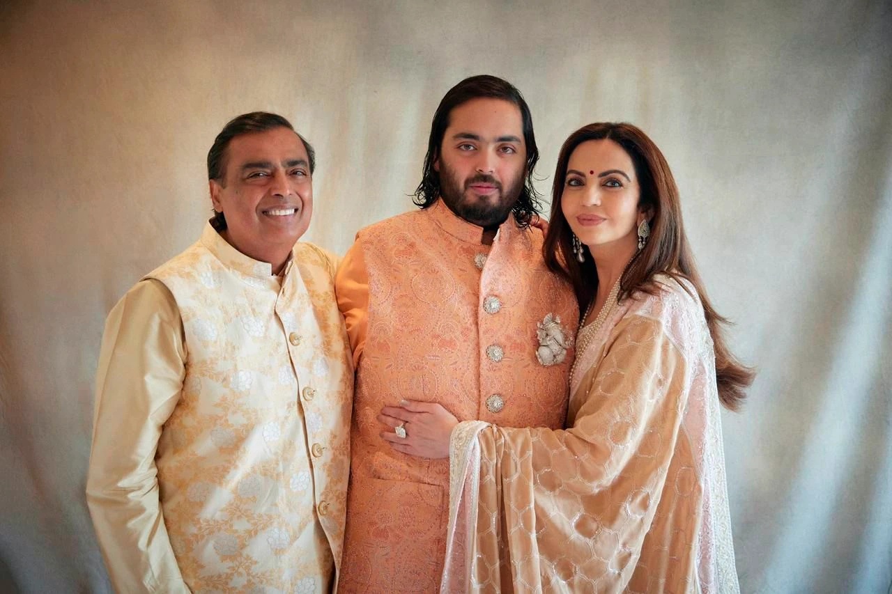 Vater, Mutter, Bräutigam: Mukesh, Anant und Nita Ambani im Frühjahr 2024