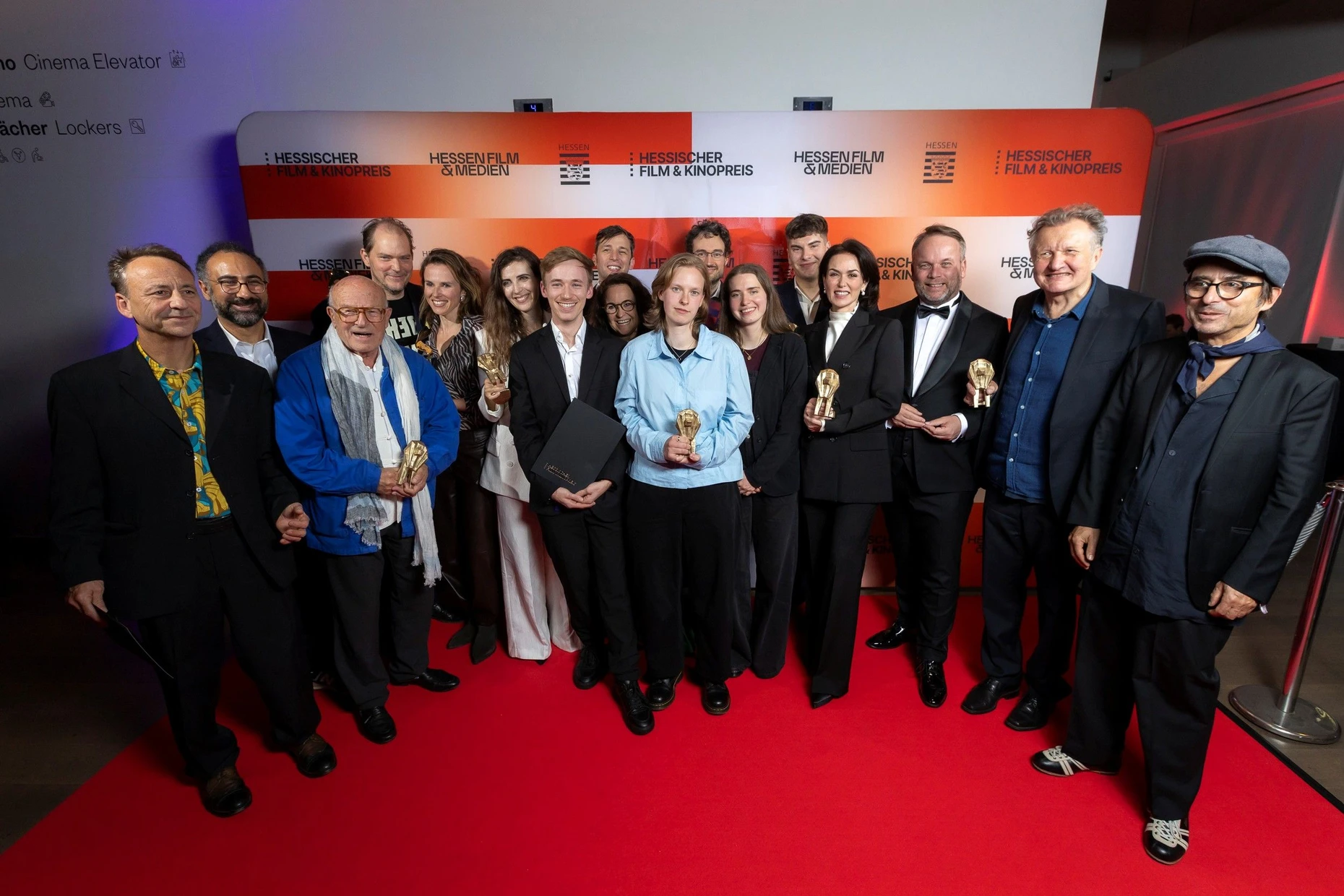 Gruppenfoto: Die Gewinnerinnen und Gewinner des Hessischen Film- und Kinopreises 2026.