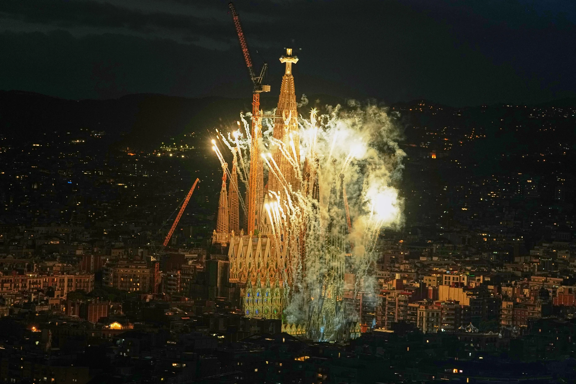 Der Turm im Zentrum der Basilika ist seit der Aufsetzung des Doppelkreuzes mit 172,50 Metern die höchste Kirche der Welt.