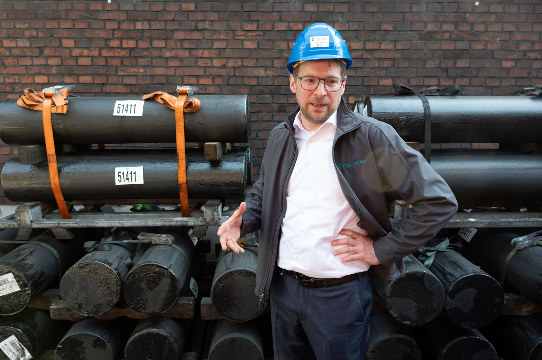 Vielseitig: SGL-Carbon-Chef Andreas Klein vor Graphitrohlingen. Das Material kommt in Maschinen von Halbleiter-Herstellern, aber auch zur Sicherung elektronischer Bauteile gegen Strahlung zum Einsatz.