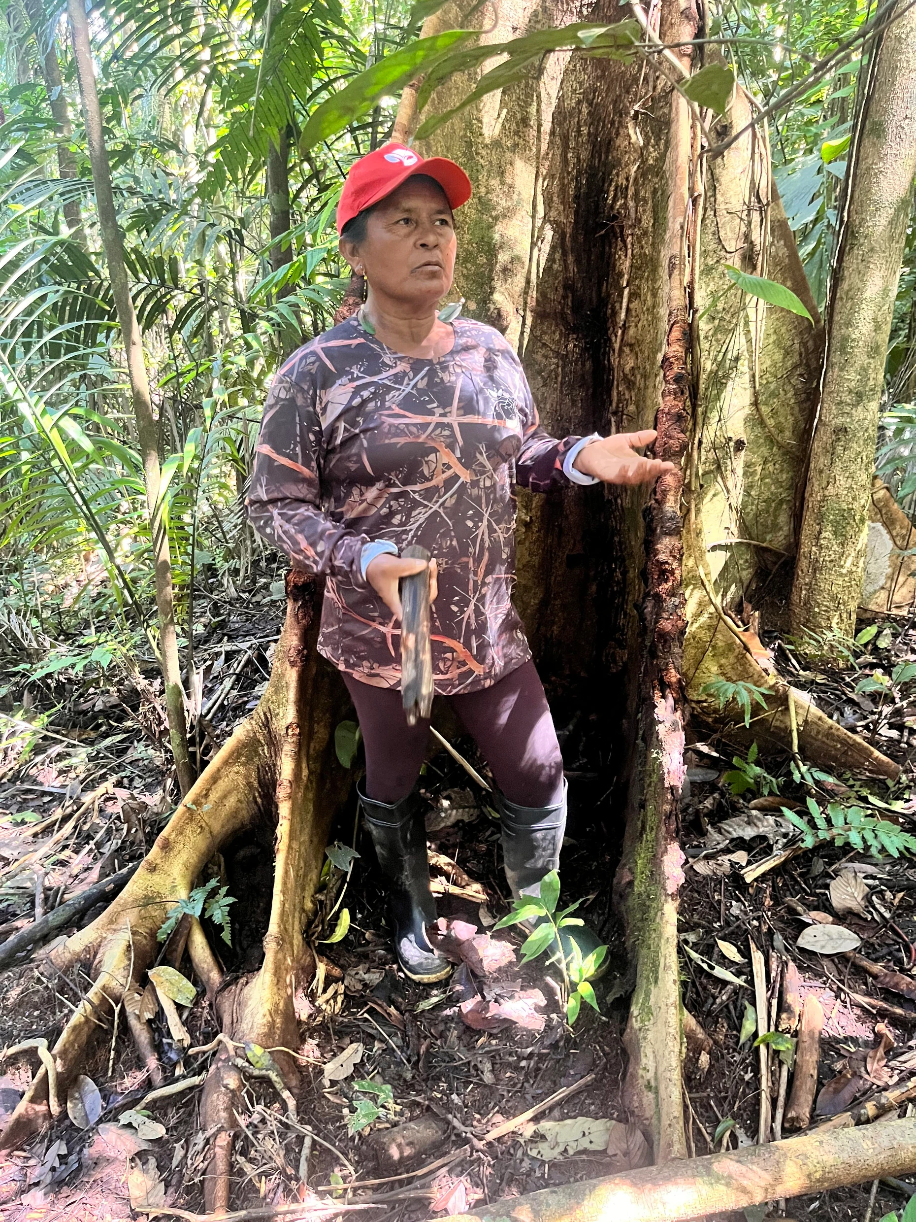 Nelly hat ihr Wissen über den Wald von ihrem Großvater, der Jäger war.