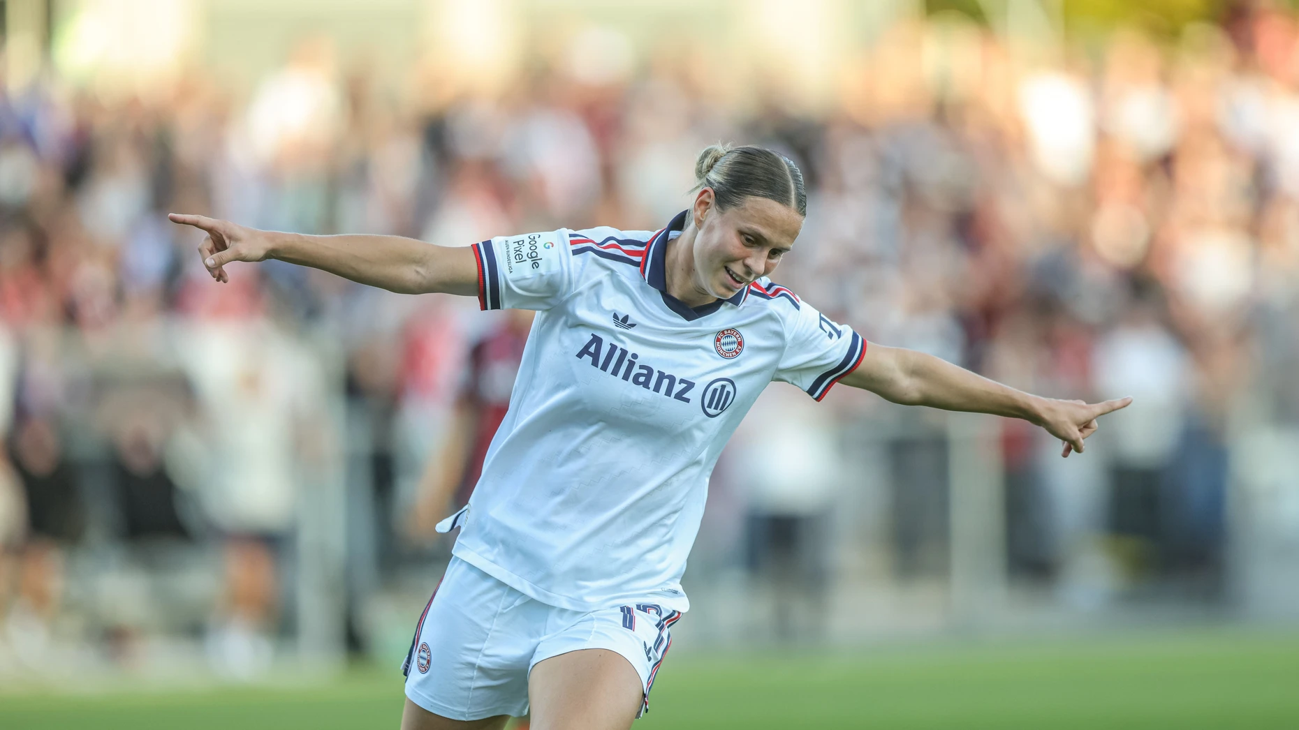„In Weltklassemanier“: Klara Bühl trifft zum 1:0 für die Bayern.