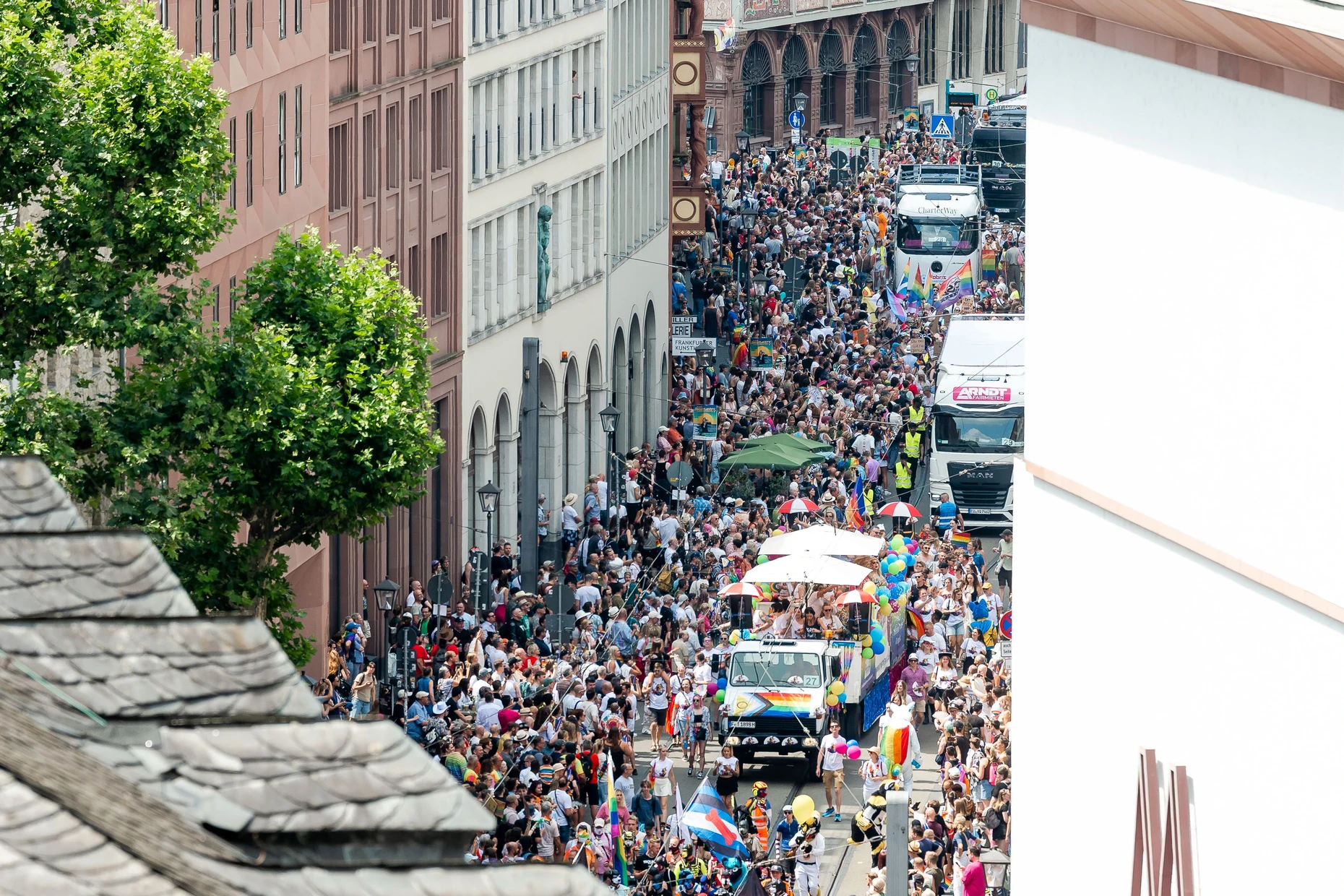 Blick auf die Braubachstraße: Zwischen 15.000 und 18.000 Menschen ziehen zusammen mit den Fahrzeugen in Richtung Mainufer.
