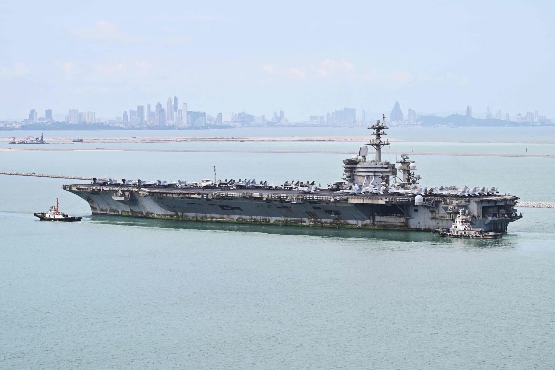 Vor dem Hafen Laem Chabang: die USS Abraham Lincoln