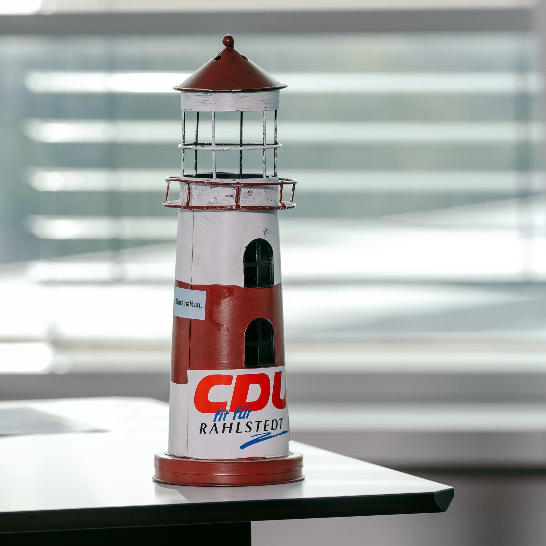 Die CDU Rahlstedt hat Hoppermann einen Leuchtturm geschenkt, der in ihrem Büro im Konrad-Adenauer-Haus auf ihrem Schreibtisch steht.