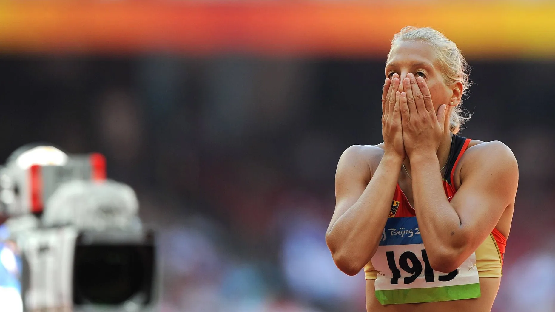 Siebenkämpferin Jennifer Oeser (Foto) ist schwanger und wird nicht an den Leichtathletik-EM im August in Zürich teilnehmen. Die Olympia-Zweite von 2008 erwartet ihr Baby im Oktober. „Voller Vorfreude möchte ich mitteilen, dass ich im Herbst Mutter werde. Diese Nachricht ist aber nicht gleichbedeutend mit meinem Karriereende“, ließ Oeser durch ihren Verein Bayer Leverkusen mitteilen. Oeser ist die zweite deutsche Topleichtathletin, die wegen einer Schwangerschaft auf die EM verzichtet. Auch Hochsprung-Ass Ariane Friedrich hatte bekanntgeben, Mutter zu werden. Die 30-jährige Oeser musste 2013 ihren Start bei der WM in Moskau wegen einer Fußverletzung absagen. „Mein großes Ziel ist und bleibt Olympia 2016“, sagte die WM-Zweite von 2009.