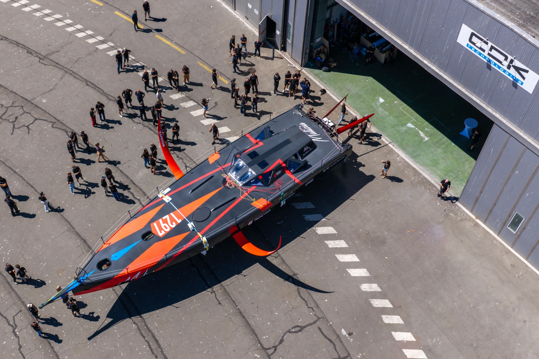 In Richtung Wasser: Die „Malizia 4“ wird in Lorient aus dem Hangar gefahren.