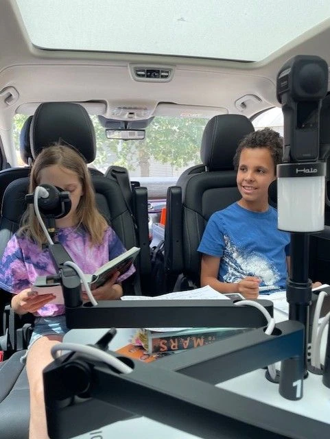 Auch diesmal unterwegs: das Podcastmobil „Bücheralarm“