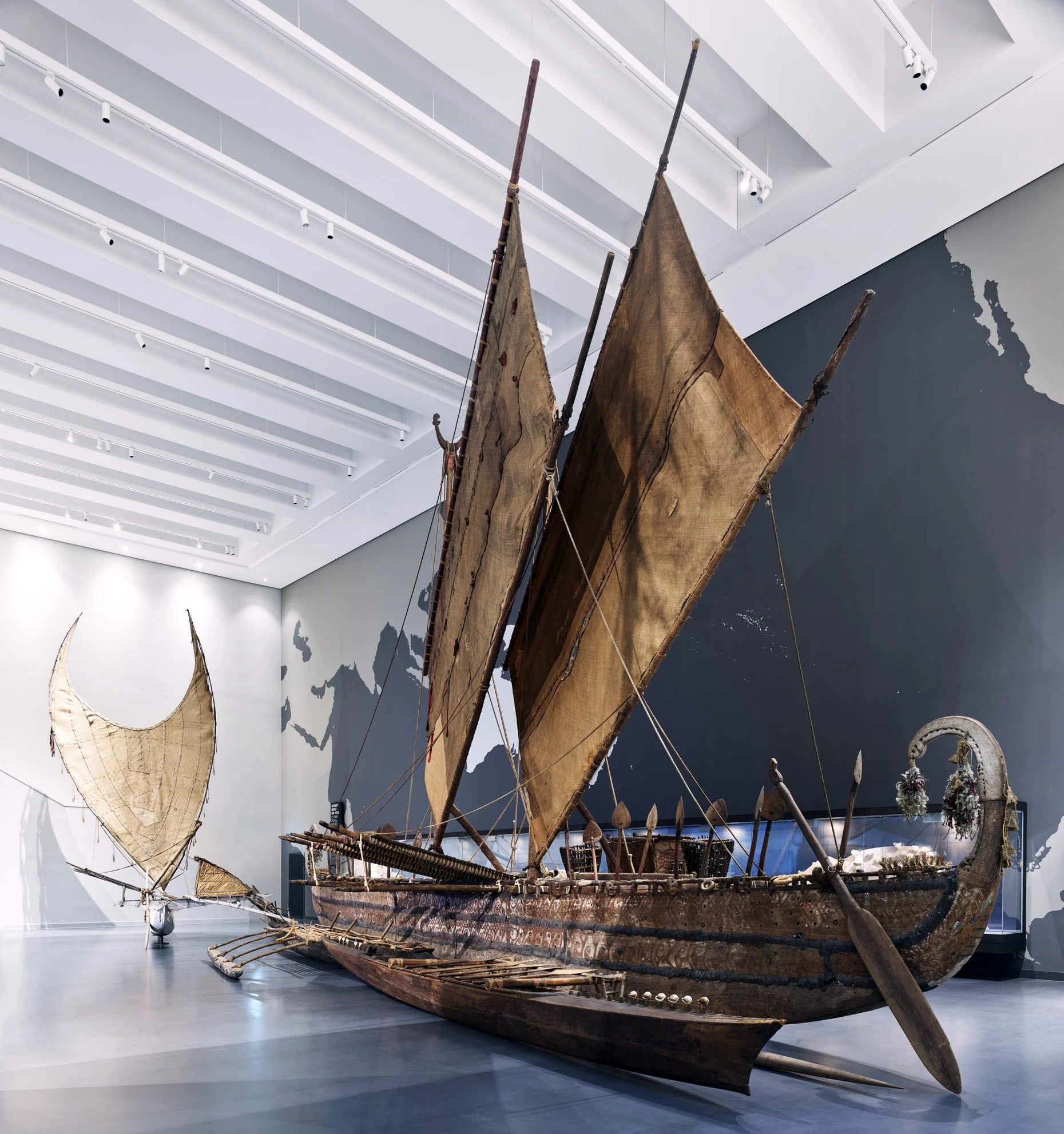 Höhepunkt der Ozeanien-Sammlung: das Auslegerboot von der Insel Luf im Bismarck-Archipel, Papua-Neuguinea