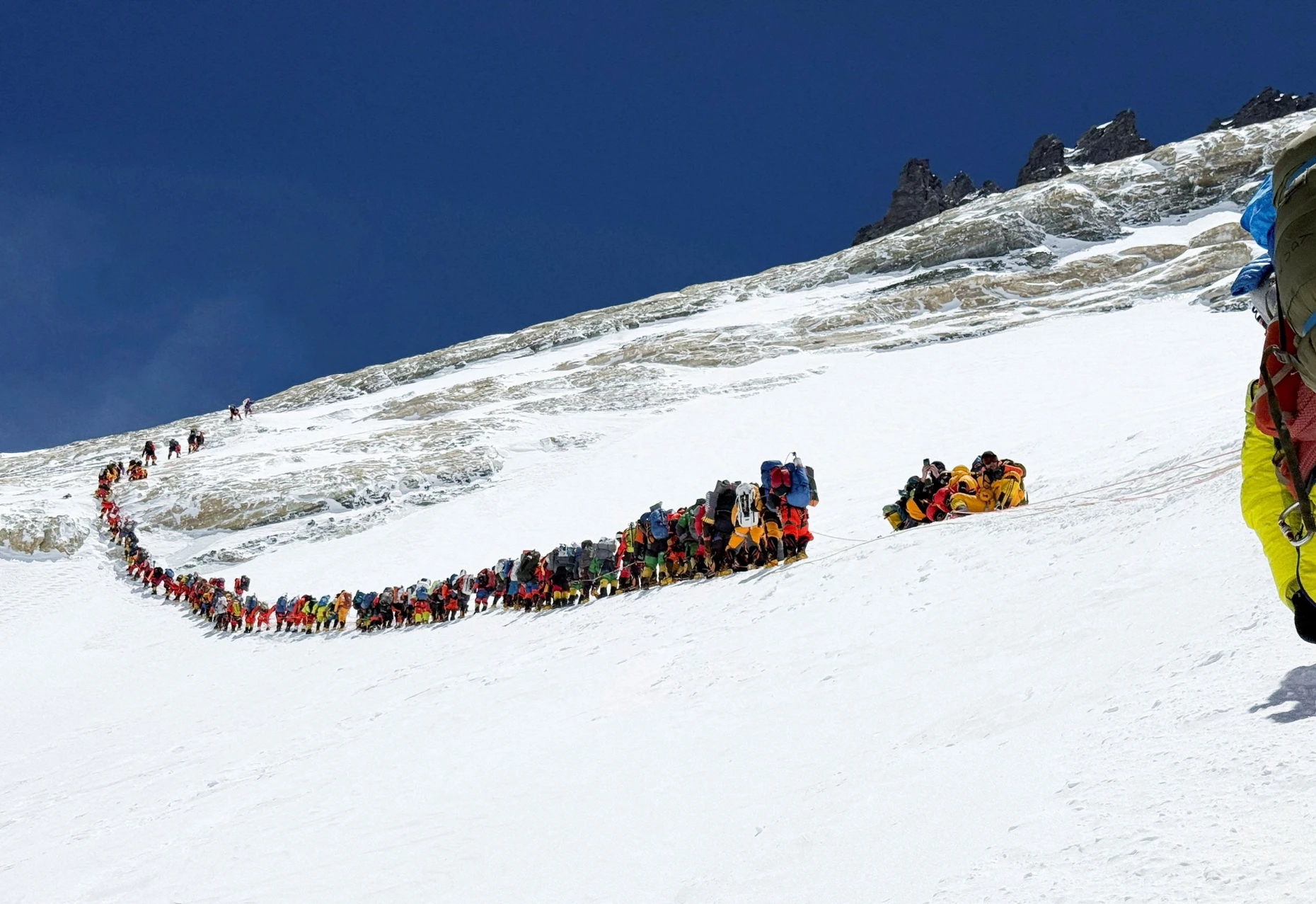 Auf dem Weg zum höchsten Gipfel der Erde bilden sich Staus.