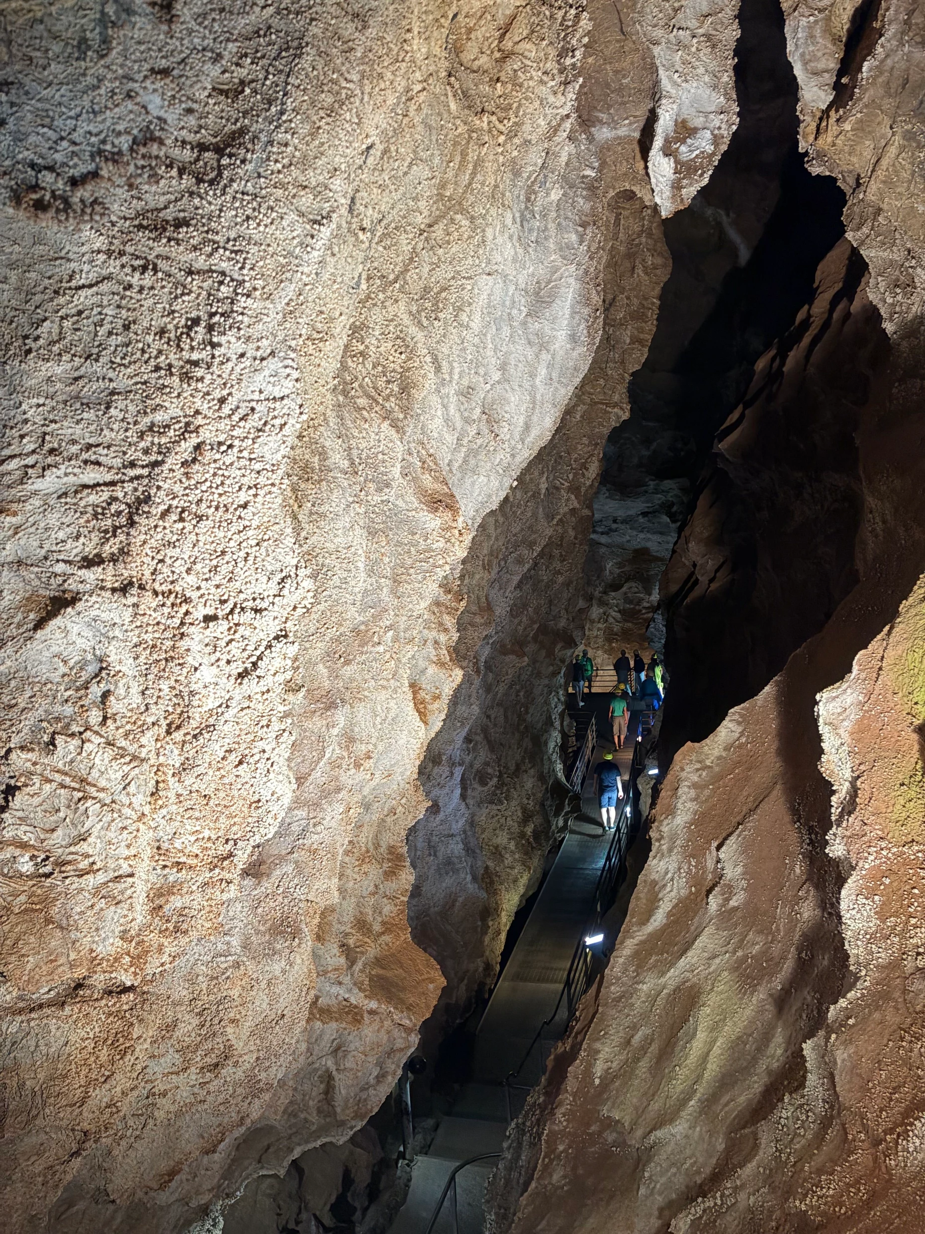Abwärts: Der Weg nach unten in die Höhle führt schon vorbei an unzähligen Calcitkristallen, wie sie sich links an der Felswand im Licht funkelnd zeigen.