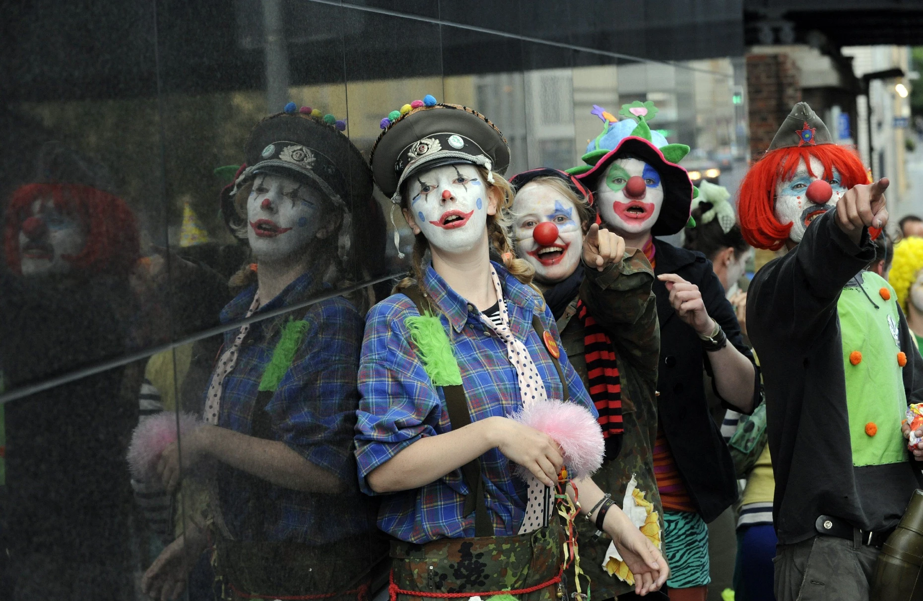 Mitglieder der „Clownsarmy“ demonstrieren gegen ein Gelöbnis vor dem Reichstagsgebäude im Jahr 2008.