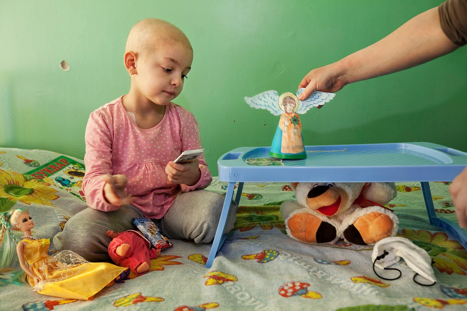 Die fünfjährige Veronika leidet an Leukämie und wird im Kiewer Strahlenzentrum behandelt. Ihre Mutter stammt aus Chernigov, einer Stadt, die stark vom radioaktiven Niederschlag getroffen wurde. Kiew, 2011