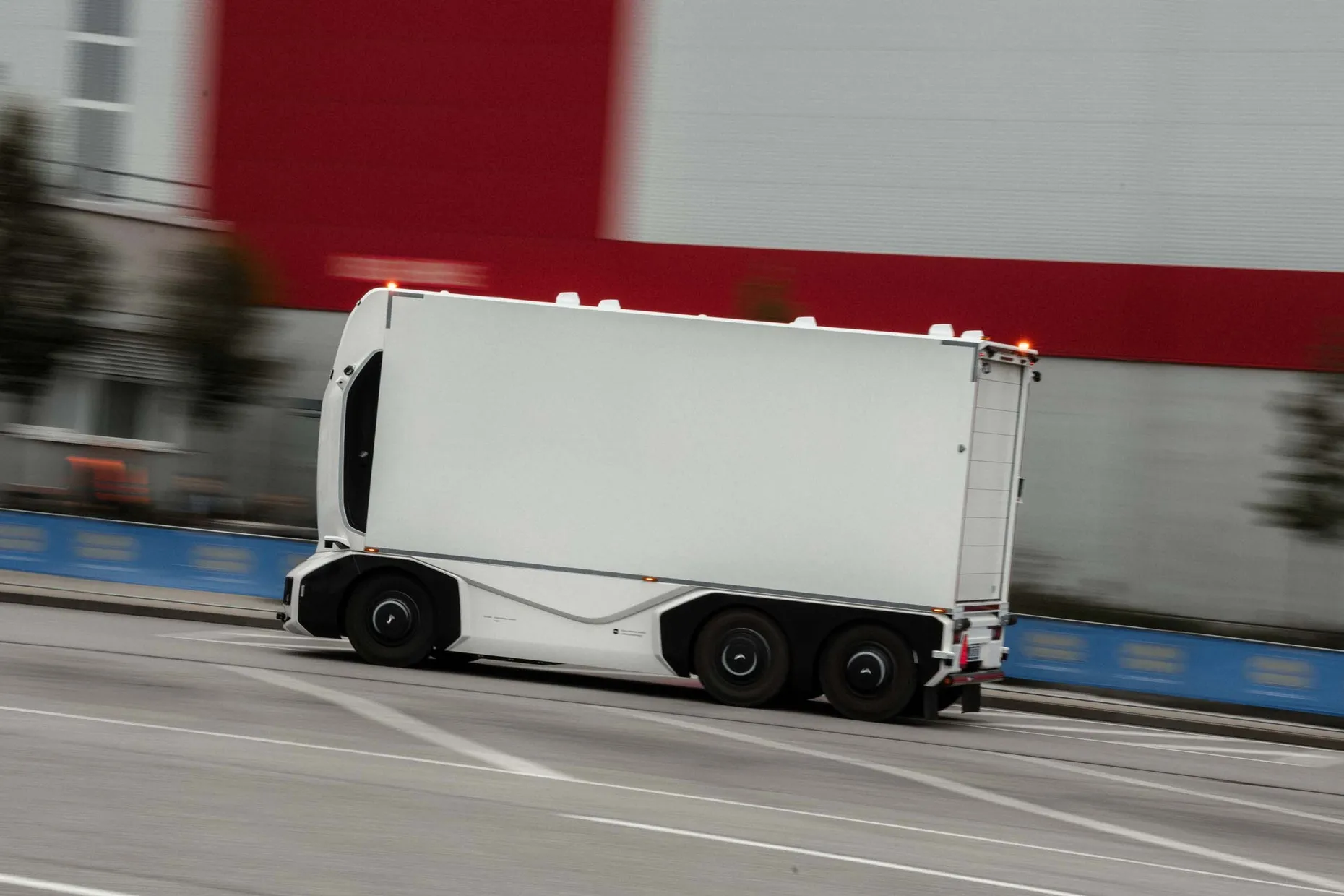 Bis zu 25 Stundenkilometer ist der Lkw im Feldversuch schnell.