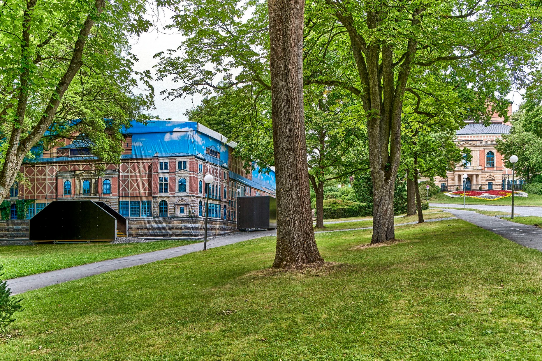 Das kleine Festspielhaus für die Kinderoper, links und etwas unterhalb vom großen Festspielhaus in Bayreuth.