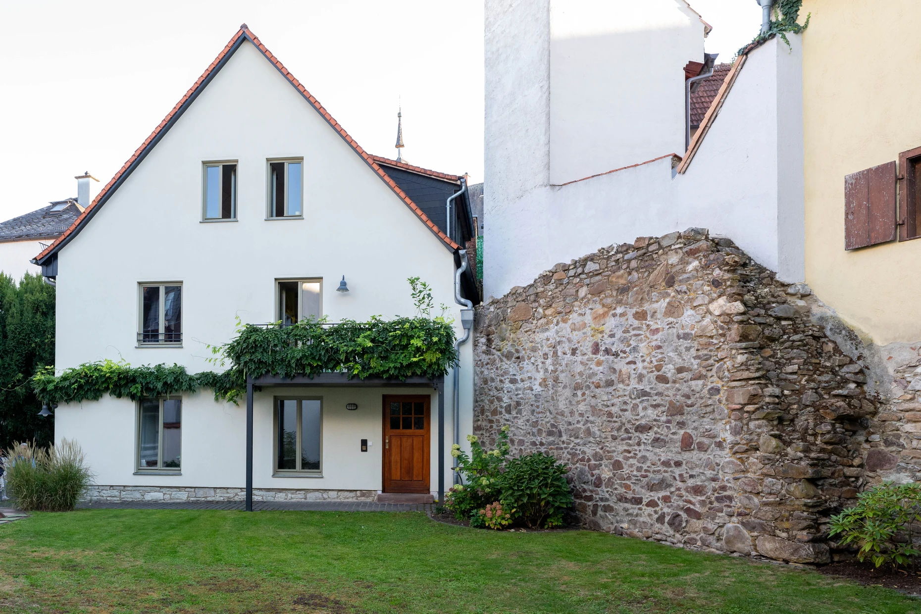 Schön geworden: Blick in den Hinterhof eines Hauses am Marktplatz mit restaurierter Stadtmauer