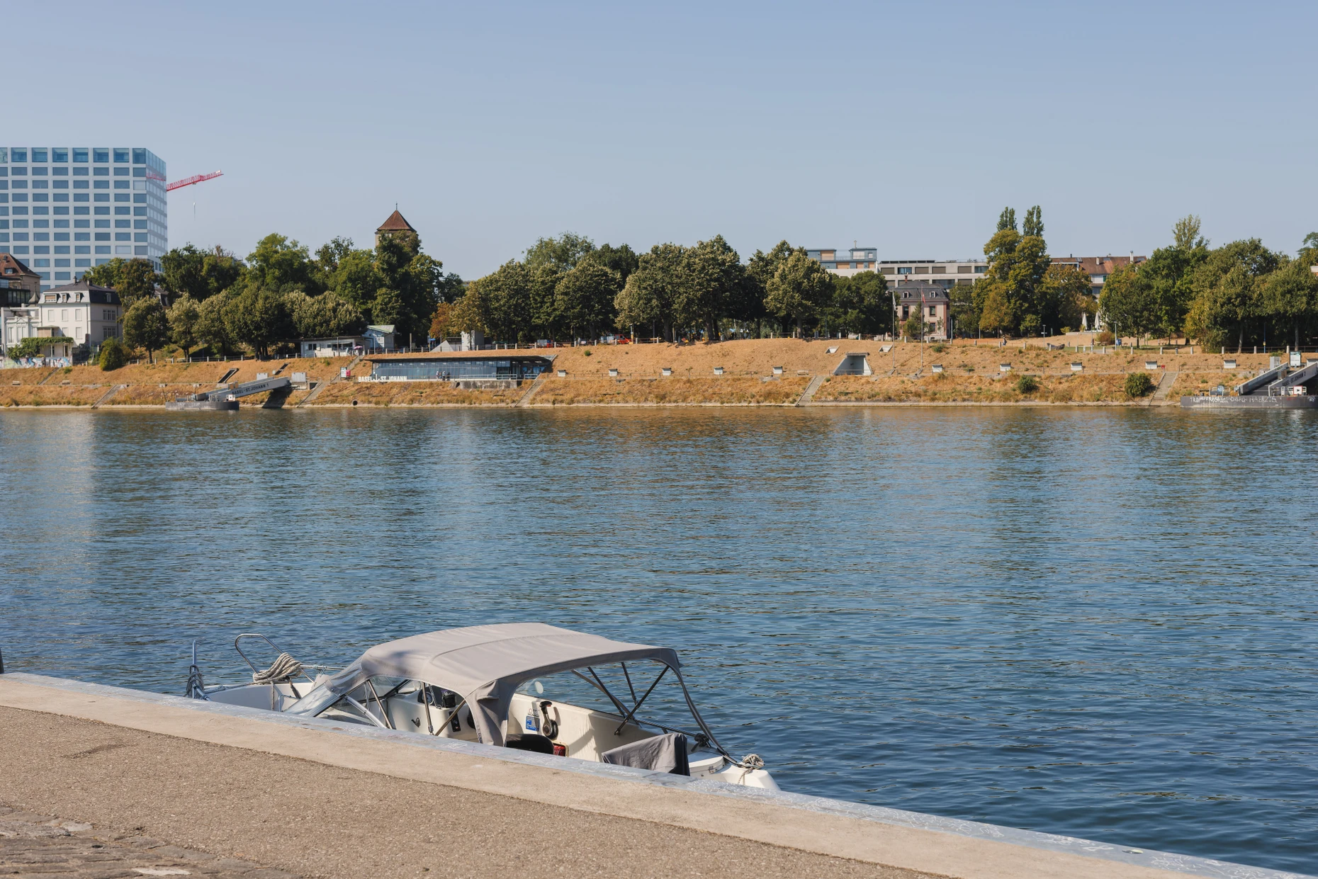 Ein tief gelegtes Motorboot am Rhein bei Basel