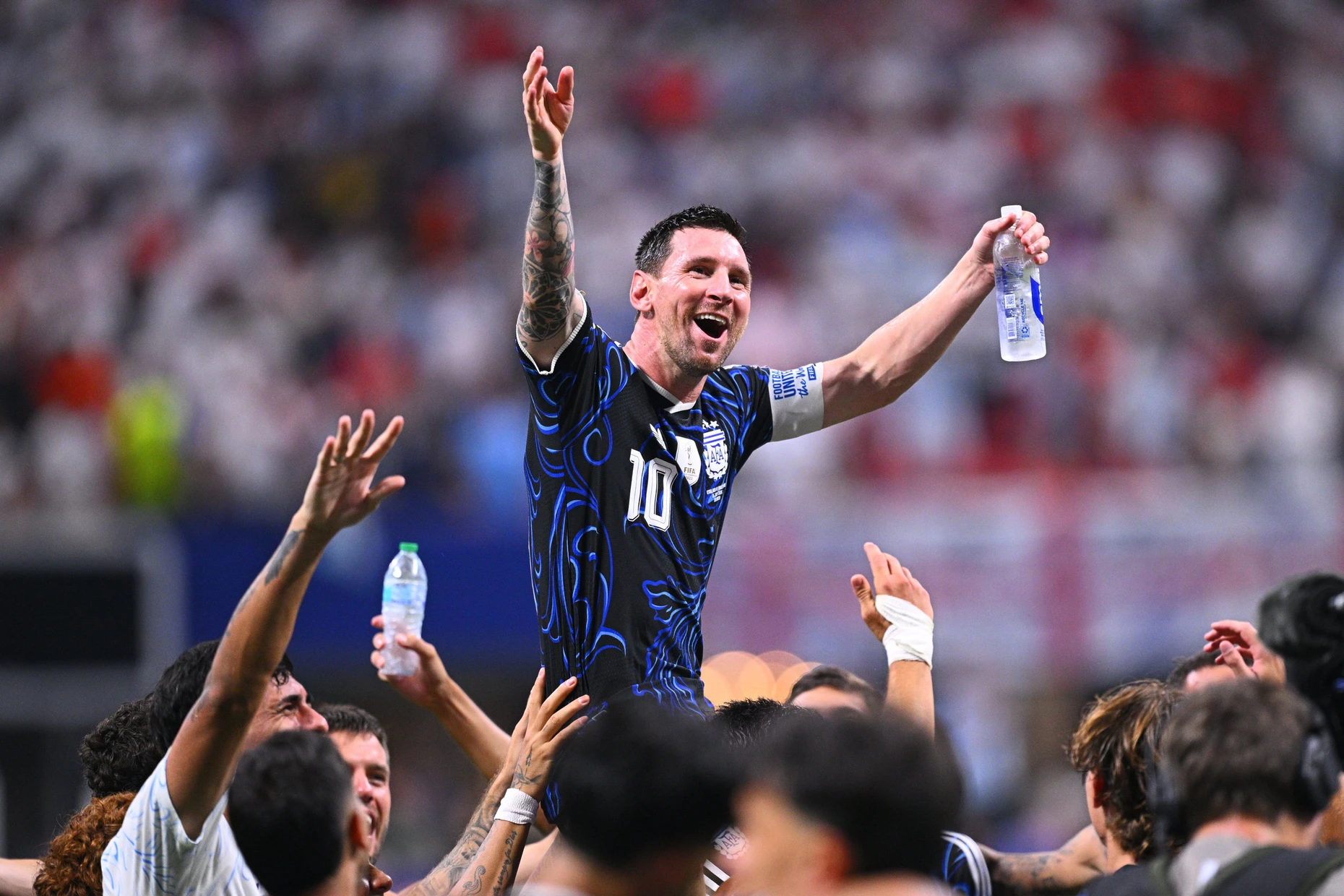 Auf dem Weg zum zweiten WM-Titel seiner Karriere? Nach dem Halbfinalsieg über England wird Lionel Messi auf Händen getragen.