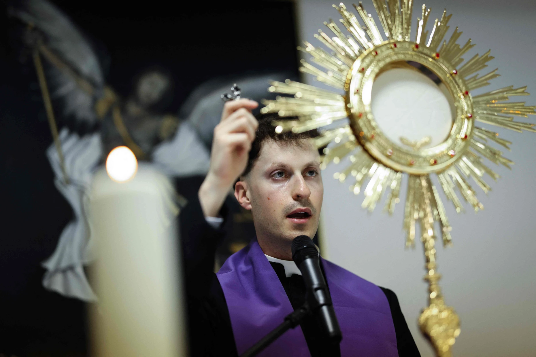 Die monatlich stattfindenden Exorzismus-Veranstaltungen sind auch strategisch klug in Fatima angesiedelt, einem der größten katholischen Wallfahrtsorte, wo sich leicht die Aufmerksamkeit von Gläubigen finden lässt.