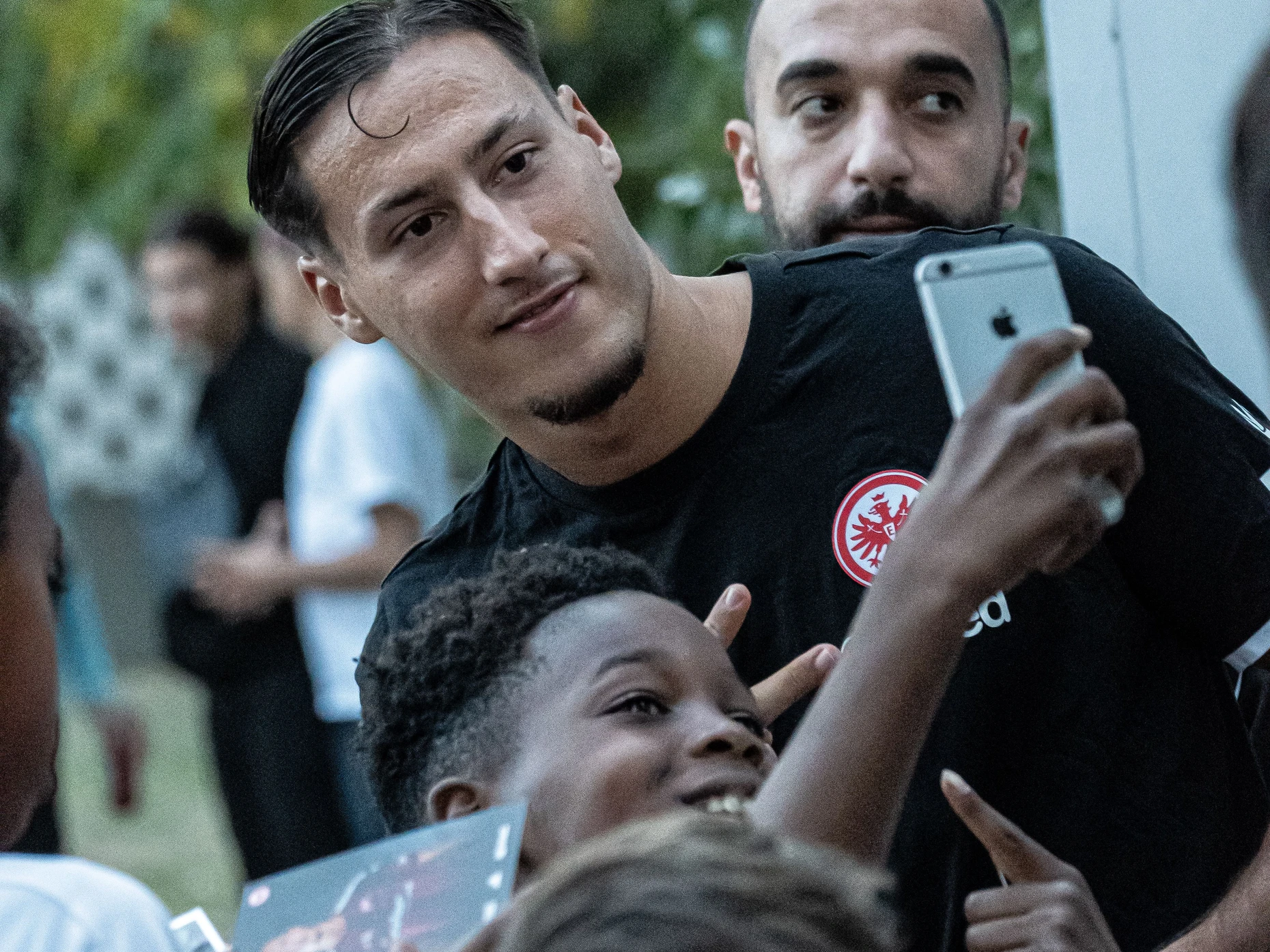 Bitte lächeln! Younes Ebnoutalib schafft Erinnerungswerte.