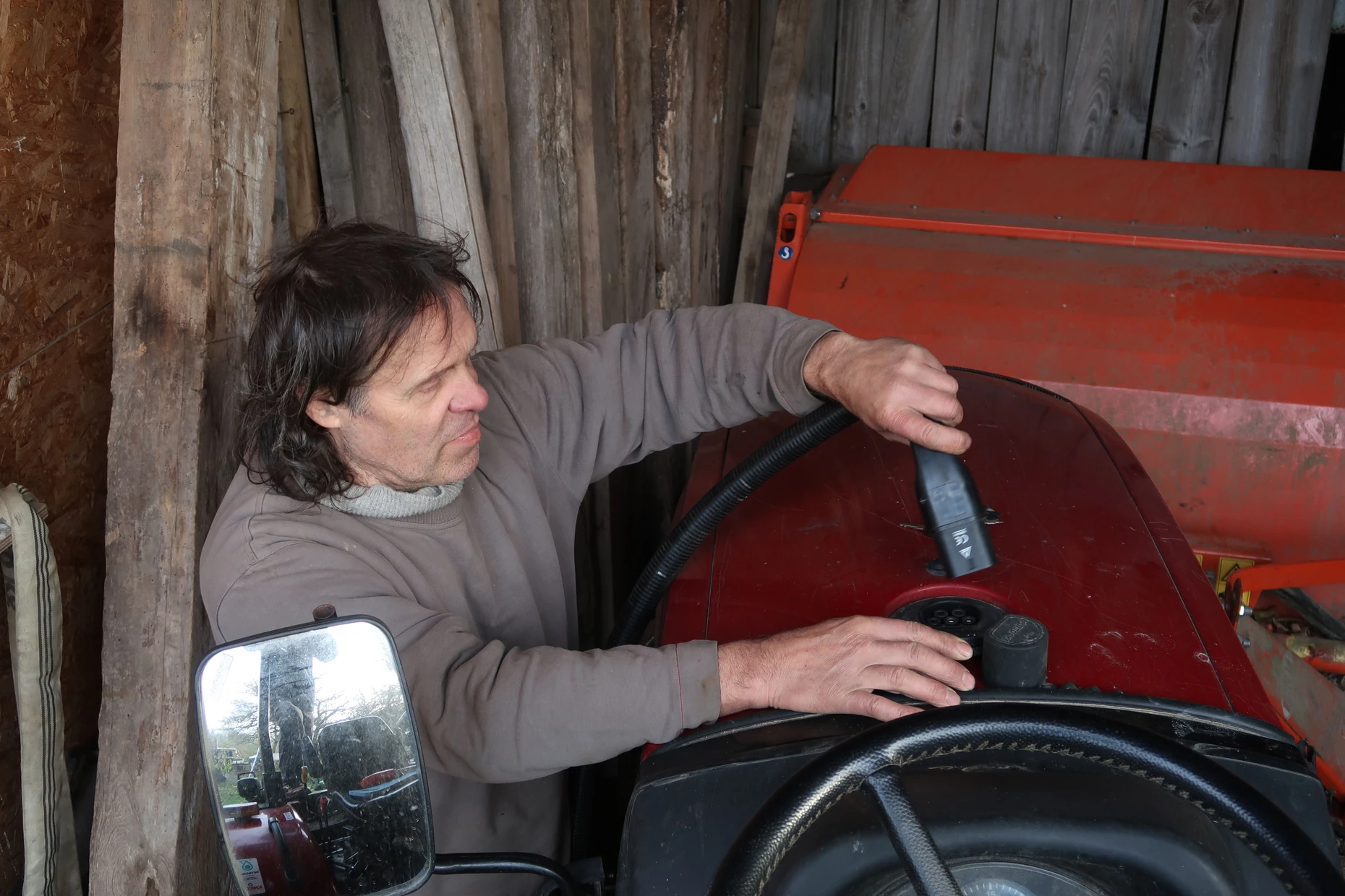 Stecker rein und tschüss. Anders als mit einem Diesel-Traktor muss Ingo Berthold nicht extra zur Tankstelle fahren.