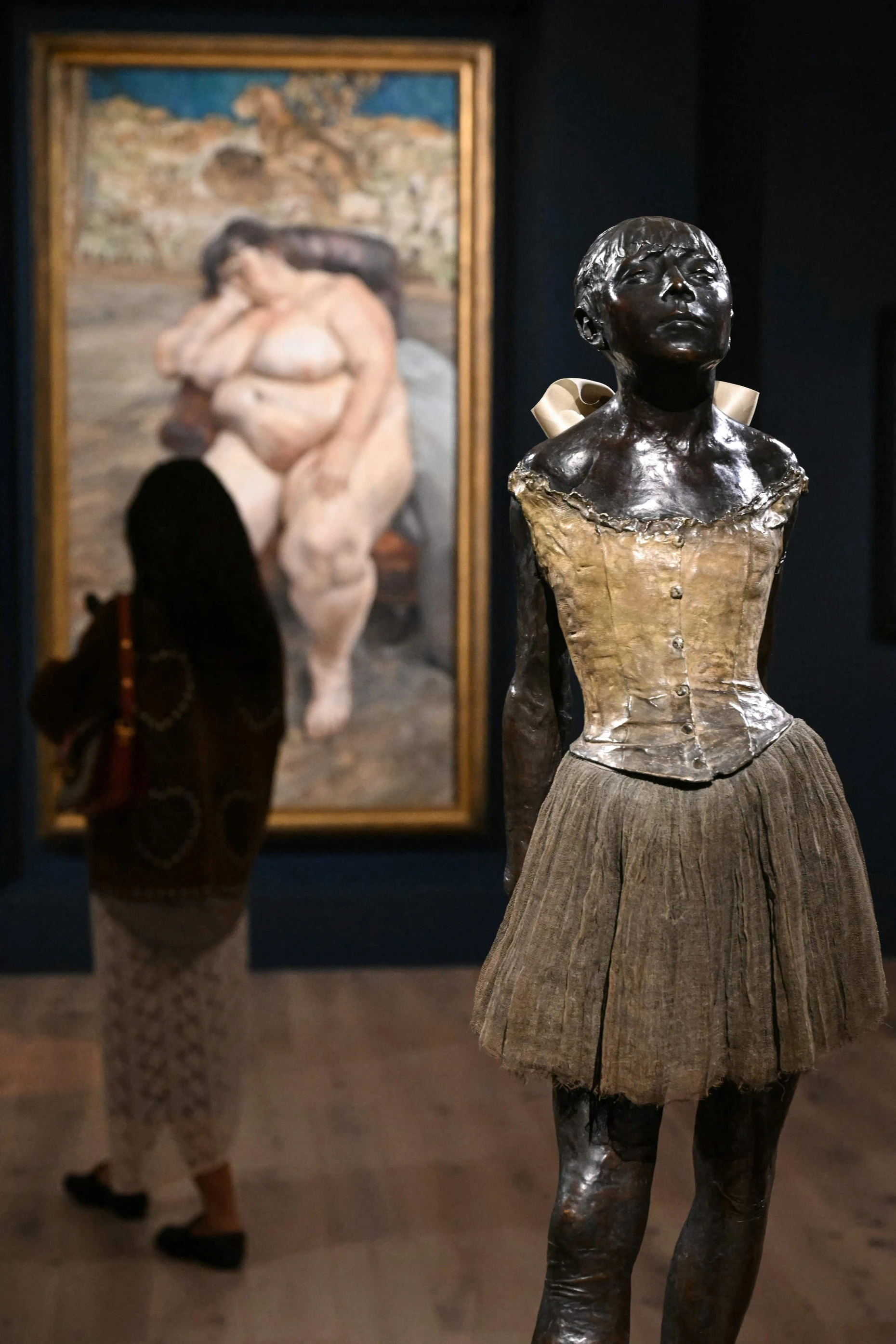 Aus Lewis' Sammlung: Edgar Degas’ „Petite danseuse de quatorze ans“ (vorne) und Julian Freuds „Sleeping by the Lion Carpet“ (hinten) bei Sotheby's in London