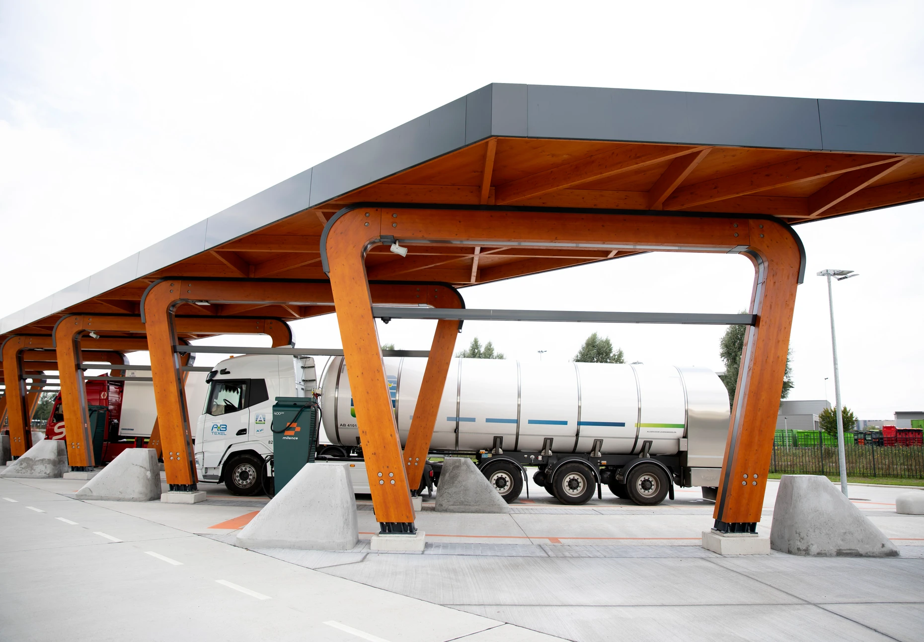 Bisher noch ein seltenes Bild: Ladestation nur für Lkw im niederländischen Zwolle
